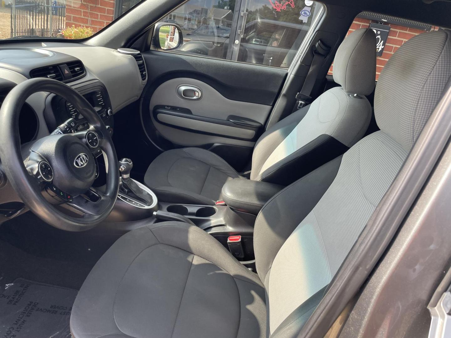2014 Silver /Black Kia Soul Base (KNDJN2A20E7) with an 1.6L L4 DOHC 16V engine, located at 204 Hwy. 16 East, Carthage, MS, 39051, (601) 267-7277, 0.000000, 0.000000 - Photo#4