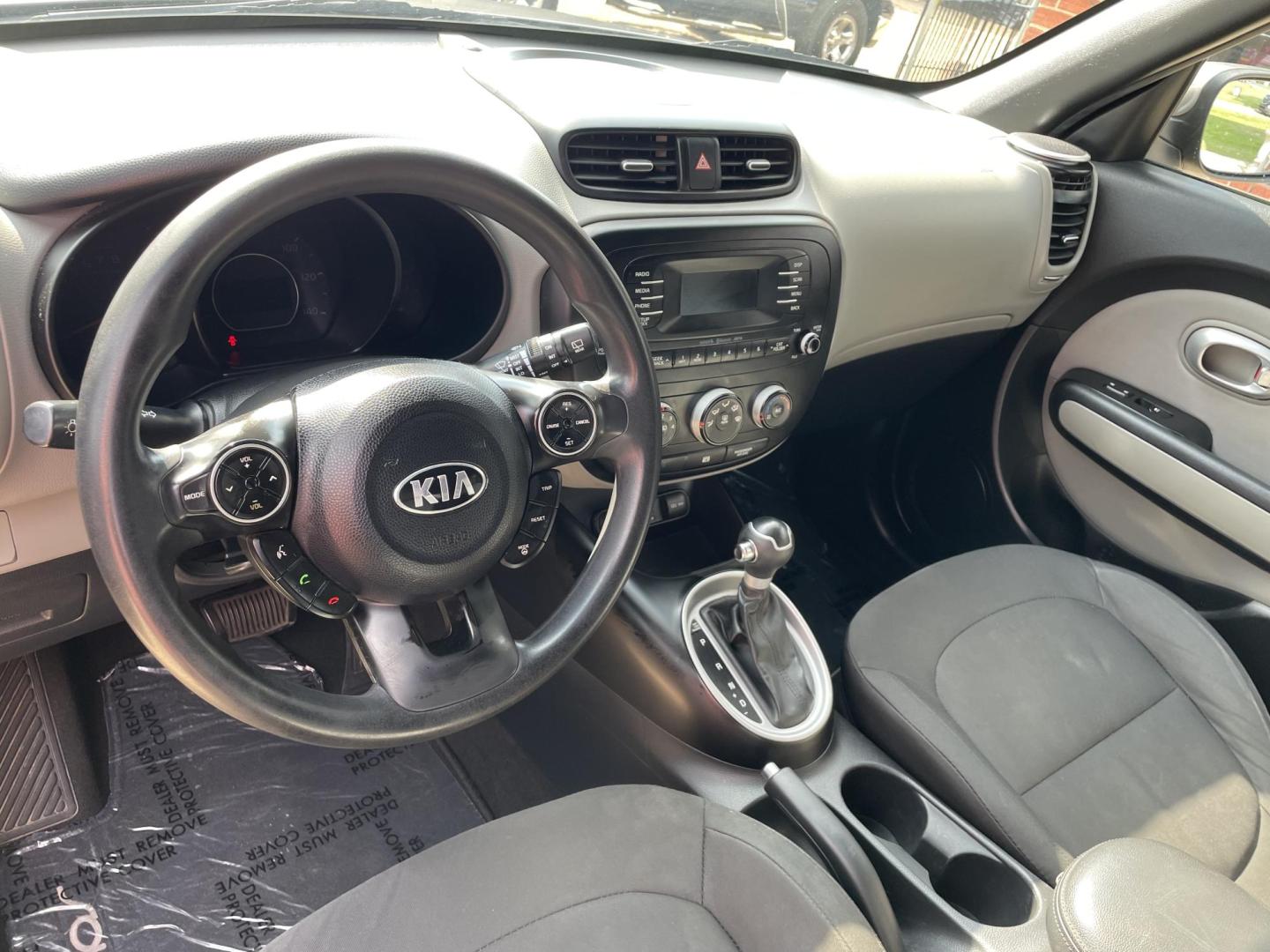 2014 Silver /Black Kia Soul Base (KNDJN2A20E7) with an 1.6L L4 DOHC 16V engine, located at 204 Hwy. 16 East, Carthage, MS, 39051, (601) 267-7277, 0.000000, 0.000000 - Photo#5