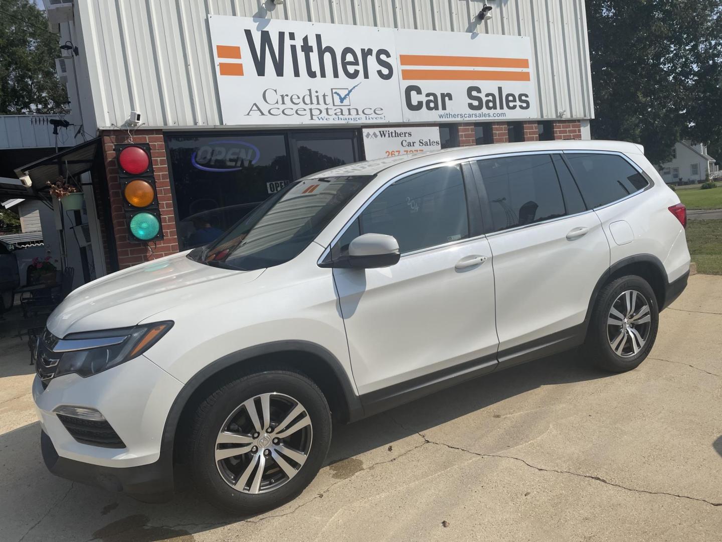 2018 White /Beige Honda Pilot EX 2WD (5FNYF5H37JB) with an 3.5L V6 SOHC 24V engine, 6A transmission, located at 204 Hwy. 16 East, Carthage, MS, 39051, (601) 267-7277, 0.000000, 0.000000 - Photo#0