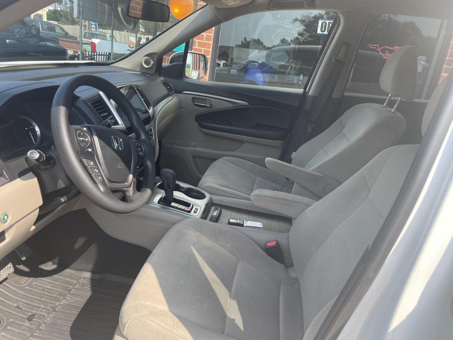 2018 White /Beige Honda Pilot EX 2WD (5FNYF5H37JB) with an 3.5L V6 SOHC 24V engine, 6A transmission, located at 204 Hwy. 16 East, Carthage, MS, 39051, (601) 267-7277, 0.000000, 0.000000 - Photo#4