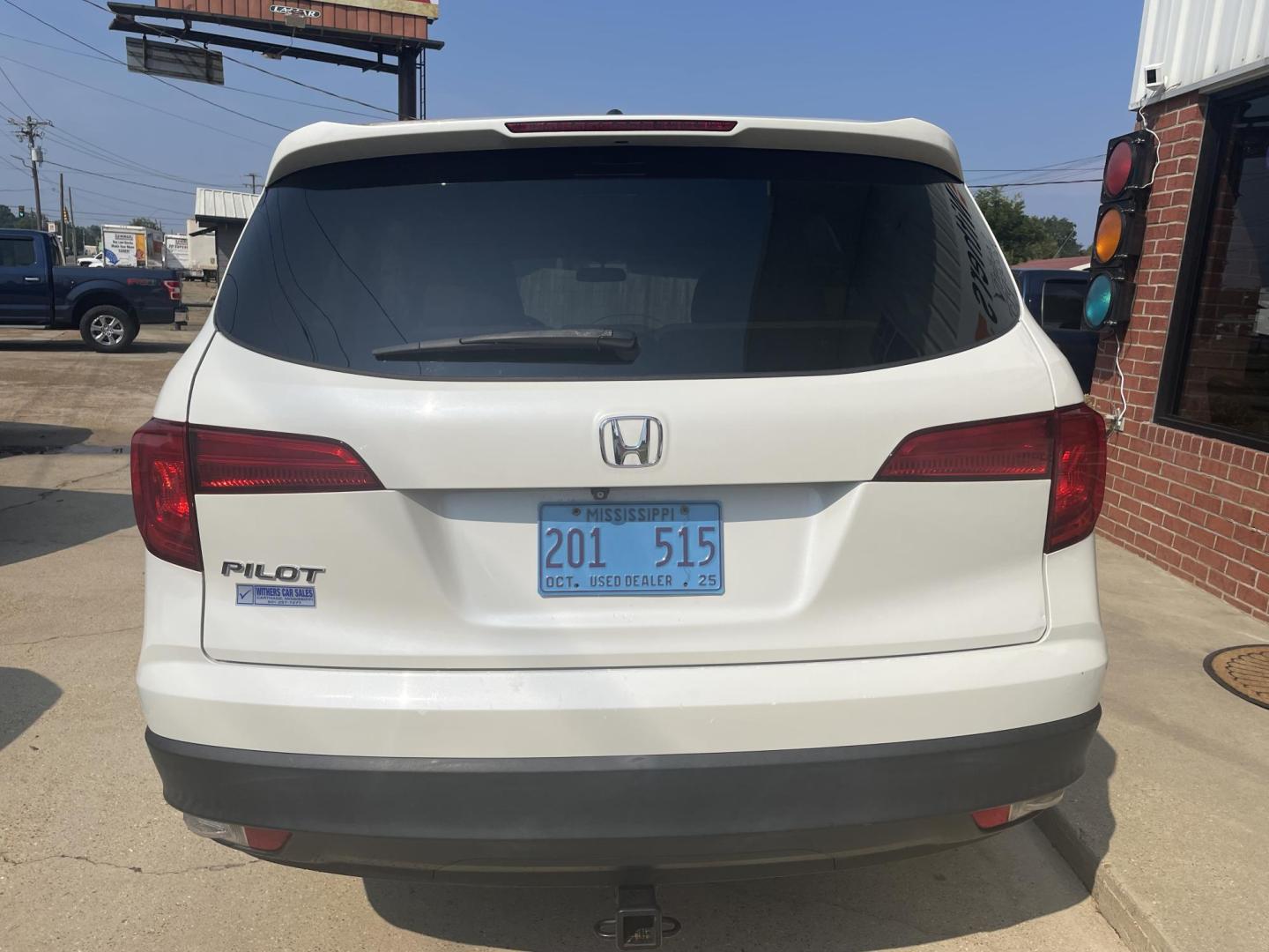 2018 White /Beige Honda Pilot EX 2WD (5FNYF5H37JB) with an 3.5L V6 SOHC 24V engine, 6A transmission, located at 204 Hwy. 16 East, Carthage, MS, 39051, (601) 267-7277, 0.000000, 0.000000 - Photo#3