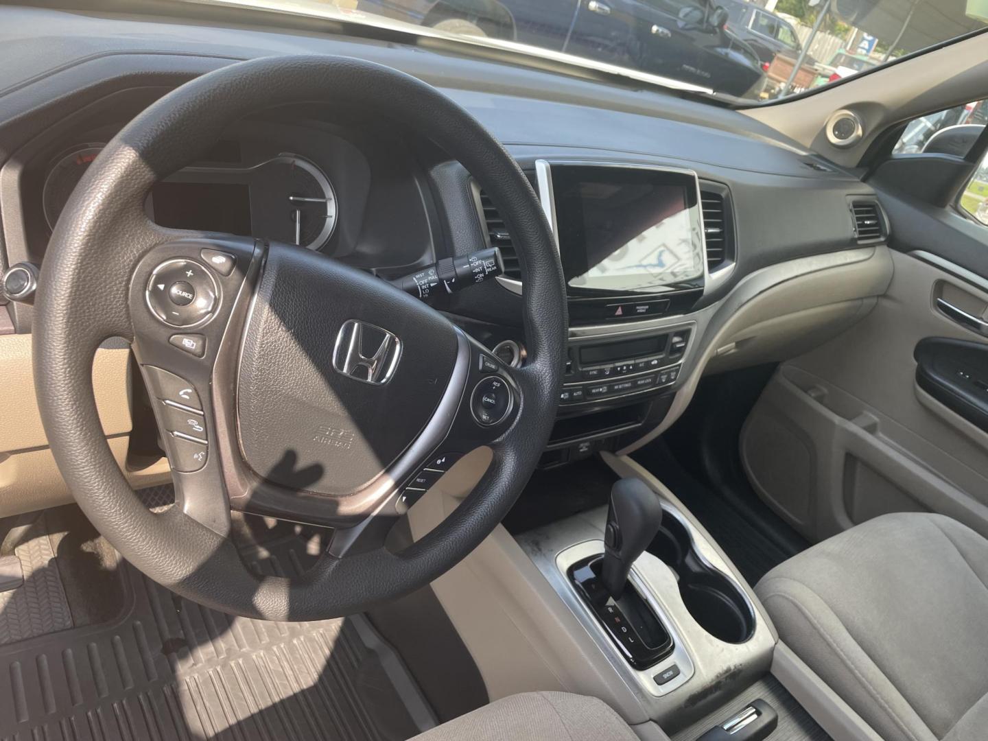 2018 White /Beige Honda Pilot EX 2WD (5FNYF5H37JB) with an 3.5L V6 SOHC 24V engine, 6A transmission, located at 204 Hwy. 16 East, Carthage, MS, 39051, (601) 267-7277, 0.000000, 0.000000 - Photo#5
