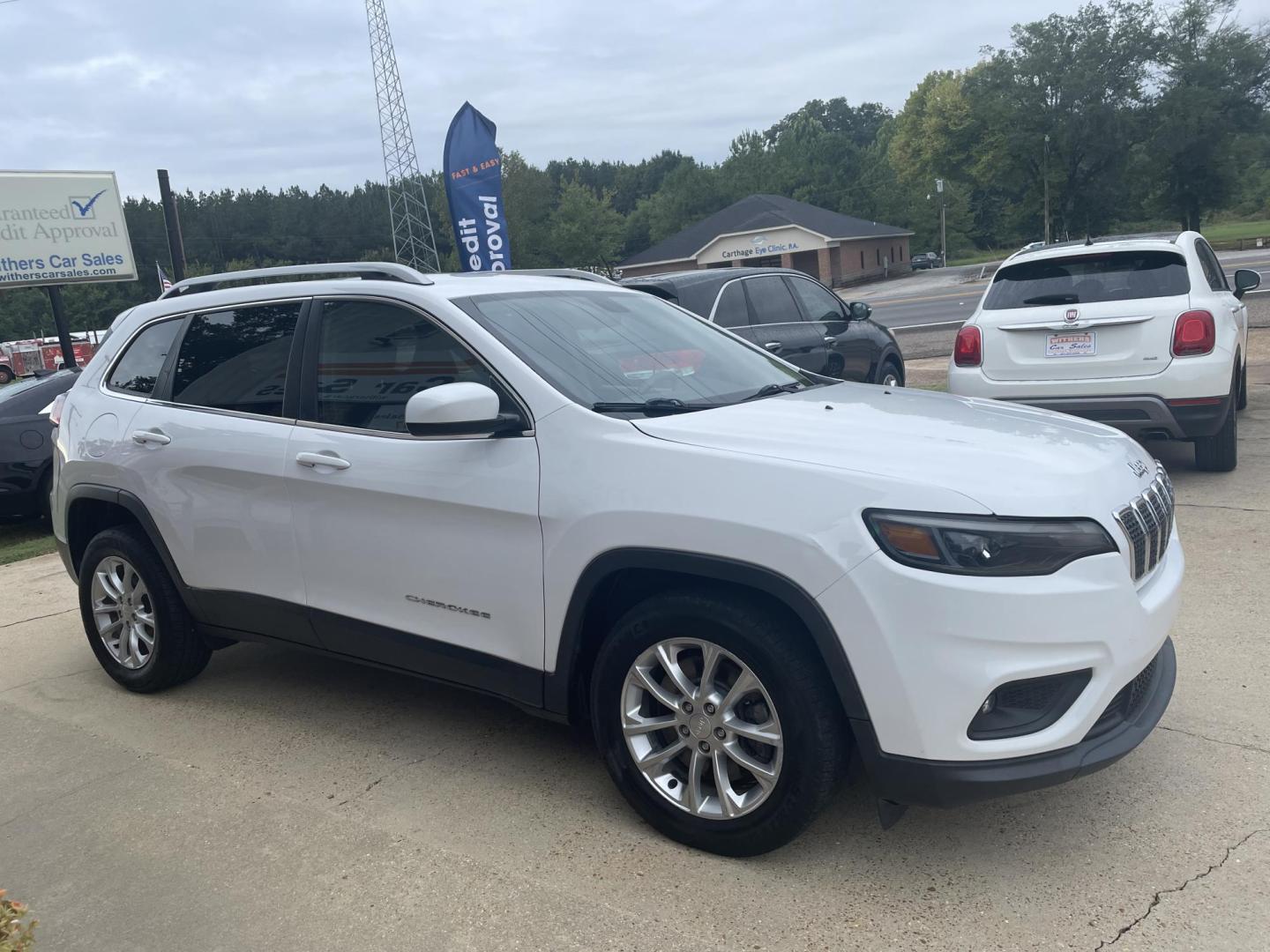 2019 White /Tan Jeep Cherokee Latitude FWD (1C4PJLCB7KD) with an 2.4L L4 DOHC 16V engine, 9A transmission, located at 204 Hwy. 16 East, Carthage, MS, 39051, (601) 267-7277, 0.000000, 0.000000 - Photo#1