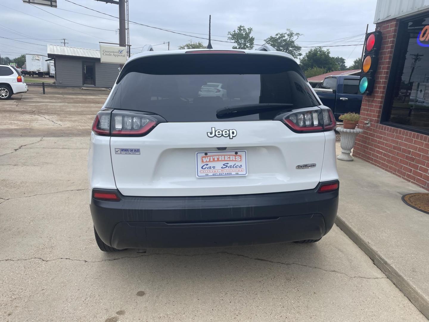 2019 White /Tan Jeep Cherokee Latitude FWD (1C4PJLCB7KD) with an 2.4L L4 DOHC 16V engine, 9A transmission, located at 204 Hwy. 16 East, Carthage, MS, 39051, (601) 267-7277, 0.000000, 0.000000 - Photo#3