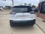 2019 White /Tan Jeep Cherokee Latitude FWD (1C4PJLCB7KD) with an 2.4L L4 DOHC 16V engine, 9A transmission, located at 204 Hwy. 16 East, Carthage, MS, 39051, (601) 267-7277, 0.000000, 0.000000 - Photo#3