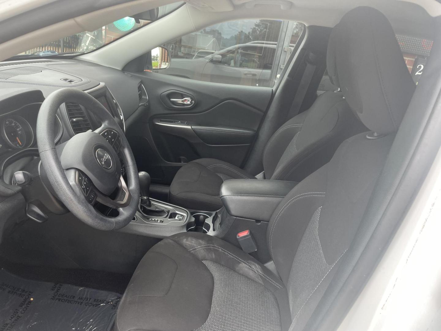 2019 White /Tan Jeep Cherokee Latitude FWD (1C4PJLCB7KD) with an 2.4L L4 DOHC 16V engine, 9A transmission, located at 204 Hwy. 16 East, Carthage, MS, 39051, (601) 267-7277, 0.000000, 0.000000 - Photo#4