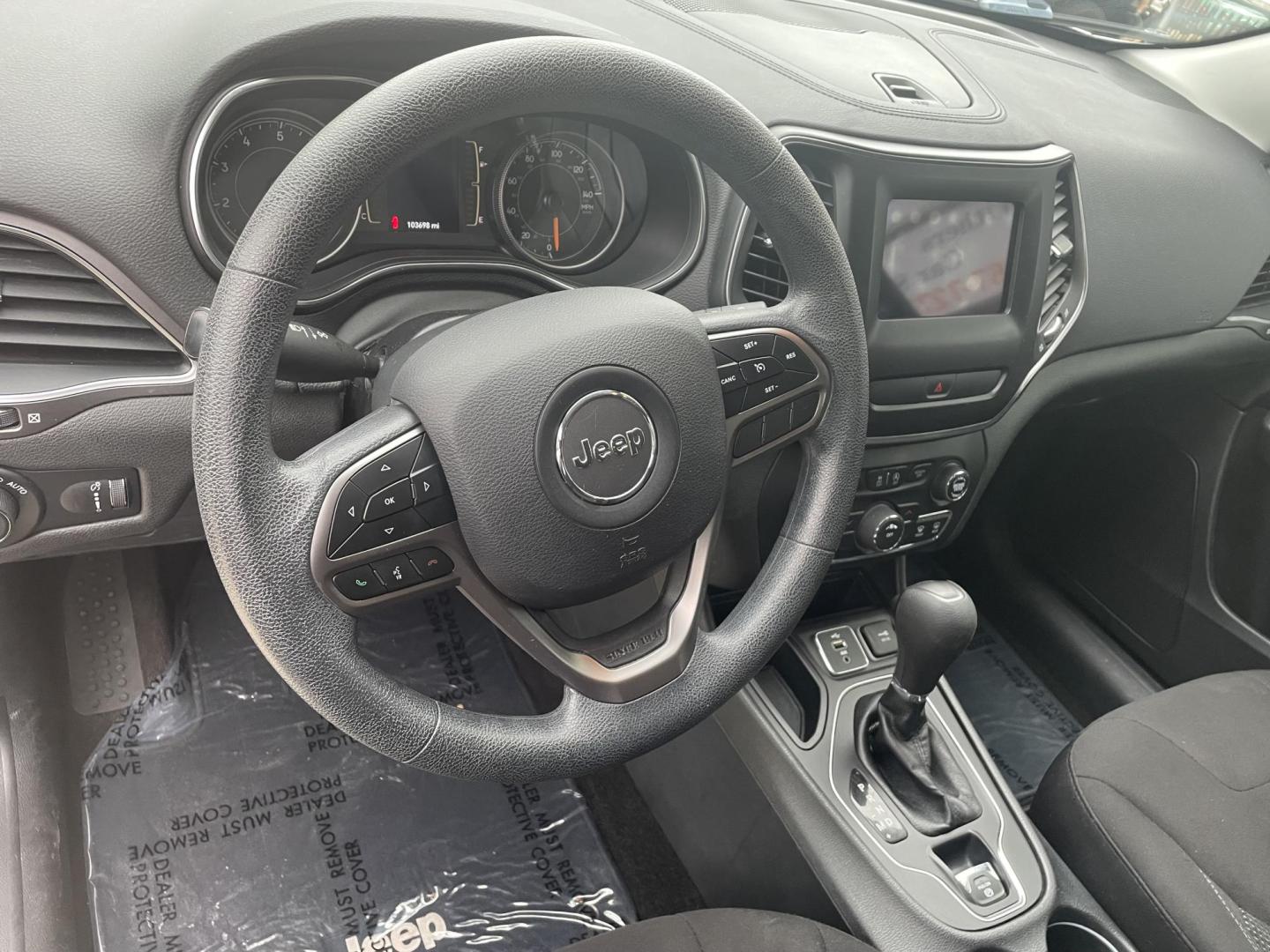 2019 White /Tan Jeep Cherokee Latitude FWD (1C4PJLCB7KD) with an 2.4L L4 DOHC 16V engine, 9A transmission, located at 204 Hwy. 16 East, Carthage, MS, 39051, (601) 267-7277, 0.000000, 0.000000 - Photo#5