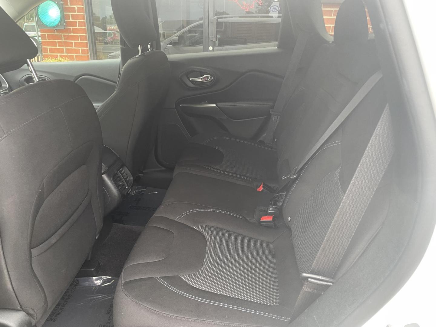2019 White /Tan Jeep Cherokee Latitude FWD (1C4PJLCB7KD) with an 2.4L L4 DOHC 16V engine, 9A transmission, located at 204 Hwy. 16 East, Carthage, MS, 39051, (601) 267-7277, 0.000000, 0.000000 - Photo#6