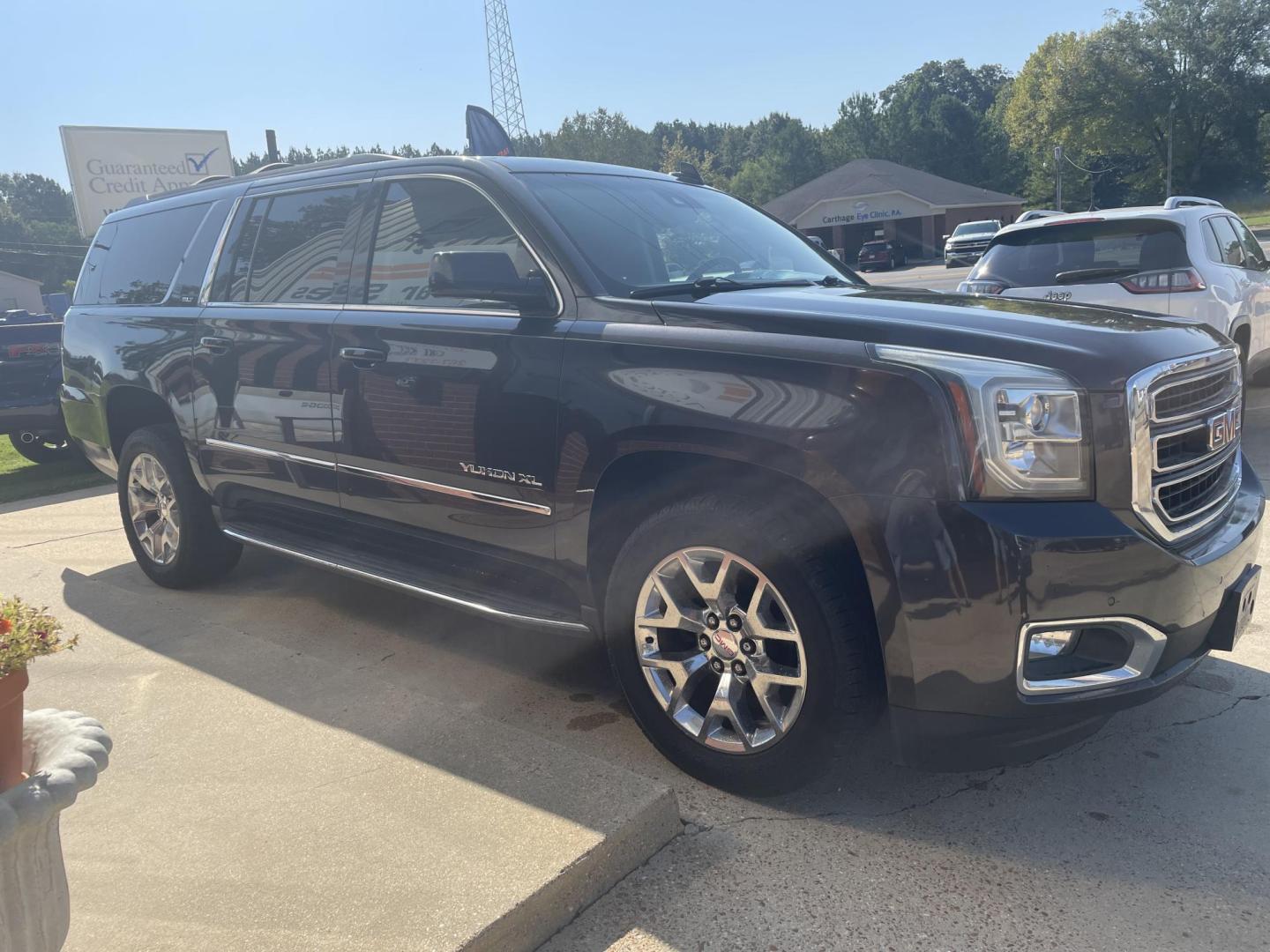 2016 Gray /Black GMC Yukon XL SLT 2WD (1GKS1GKC2GR) with an 5.3L V8 OHV 16V engine, 6A transmission, located at 204 Hwy. 16 East, Carthage, MS, 39051, (601) 267-7277, 0.000000, 0.000000 - Photo#1