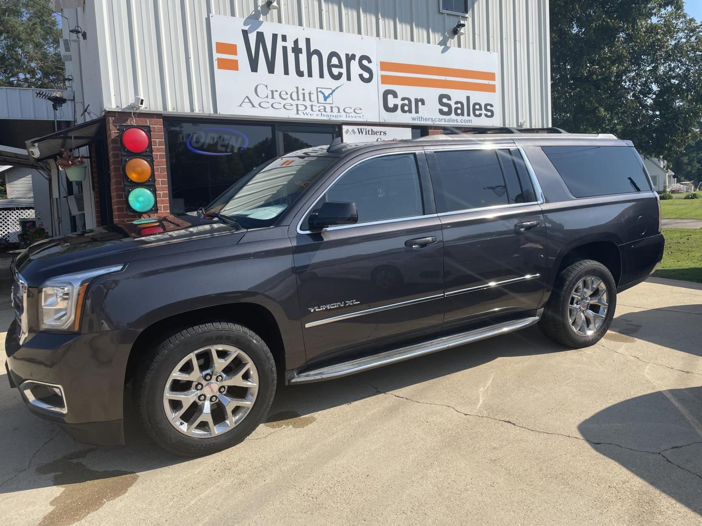 2016 Gray /Black GMC Yukon XL SLT 2WD (1GKS1GKC2GR) with an 5.3L V8 OHV 16V engine, 6A transmission, located at 204 Hwy. 16 East, Carthage, MS, 39051, (601) 267-7277, 0.000000, 0.000000 - Photo#0