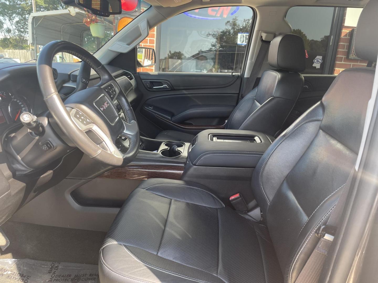 2016 Gray /Black GMC Yukon XL SLT 2WD (1GKS1GKC2GR) with an 5.3L V8 OHV 16V engine, 6A transmission, located at 204 Hwy. 16 East, Carthage, MS, 39051, (601) 267-7277, 0.000000, 0.000000 - Photo#4