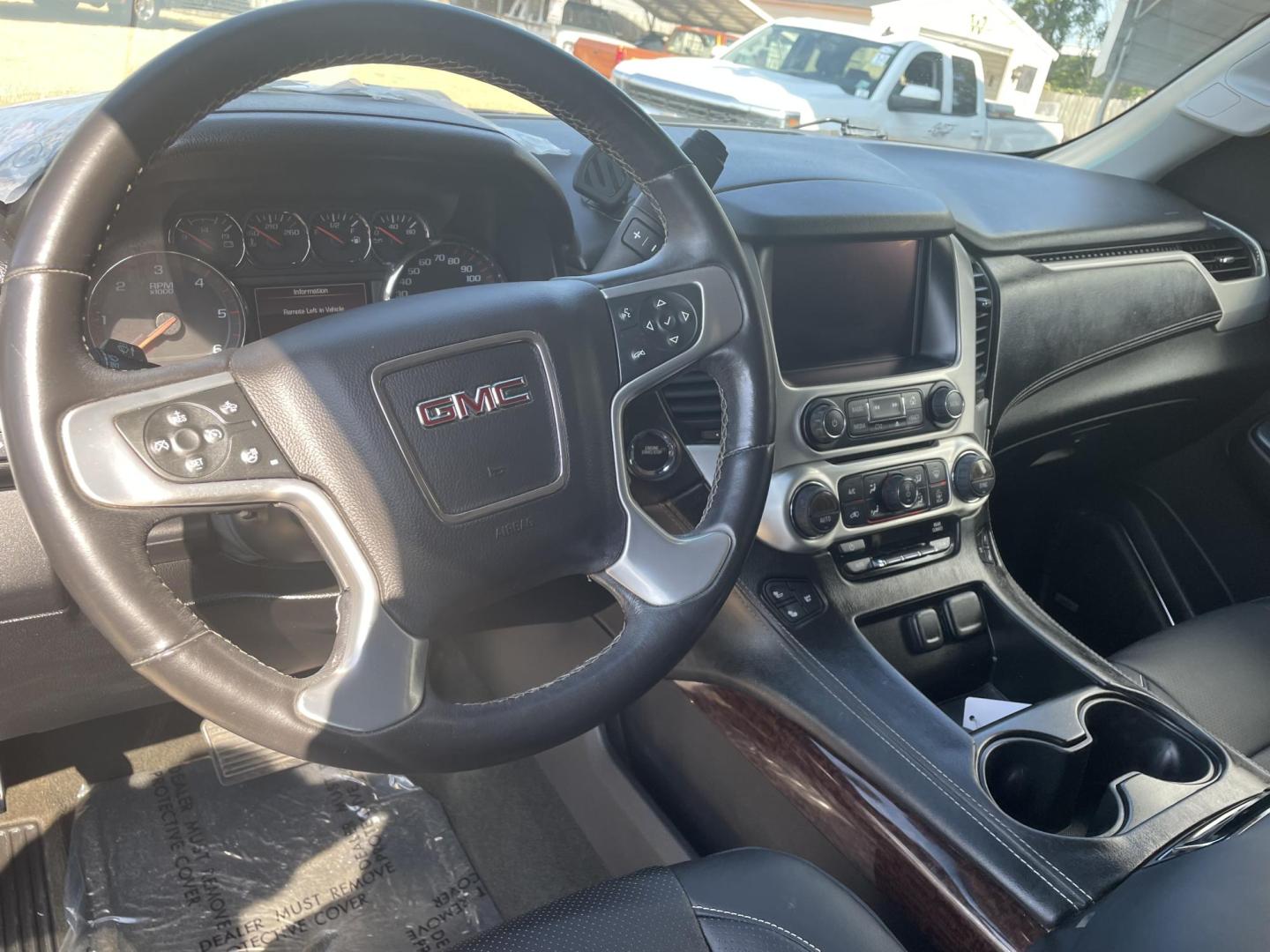 2016 Gray /Black GMC Yukon XL SLT 2WD (1GKS1GKC2GR) with an 5.3L V8 OHV 16V engine, 6A transmission, located at 204 Hwy. 16 East, Carthage, MS, 39051, (601) 267-7277, 0.000000, 0.000000 - Photo#5
