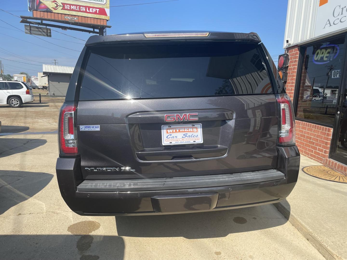 2016 Gray /Black GMC Yukon XL SLT 2WD (1GKS1GKC2GR) with an 5.3L V8 OHV 16V engine, 6A transmission, located at 204 Hwy. 16 East, Carthage, MS, 39051, (601) 267-7277, 0.000000, 0.000000 - Photo#3