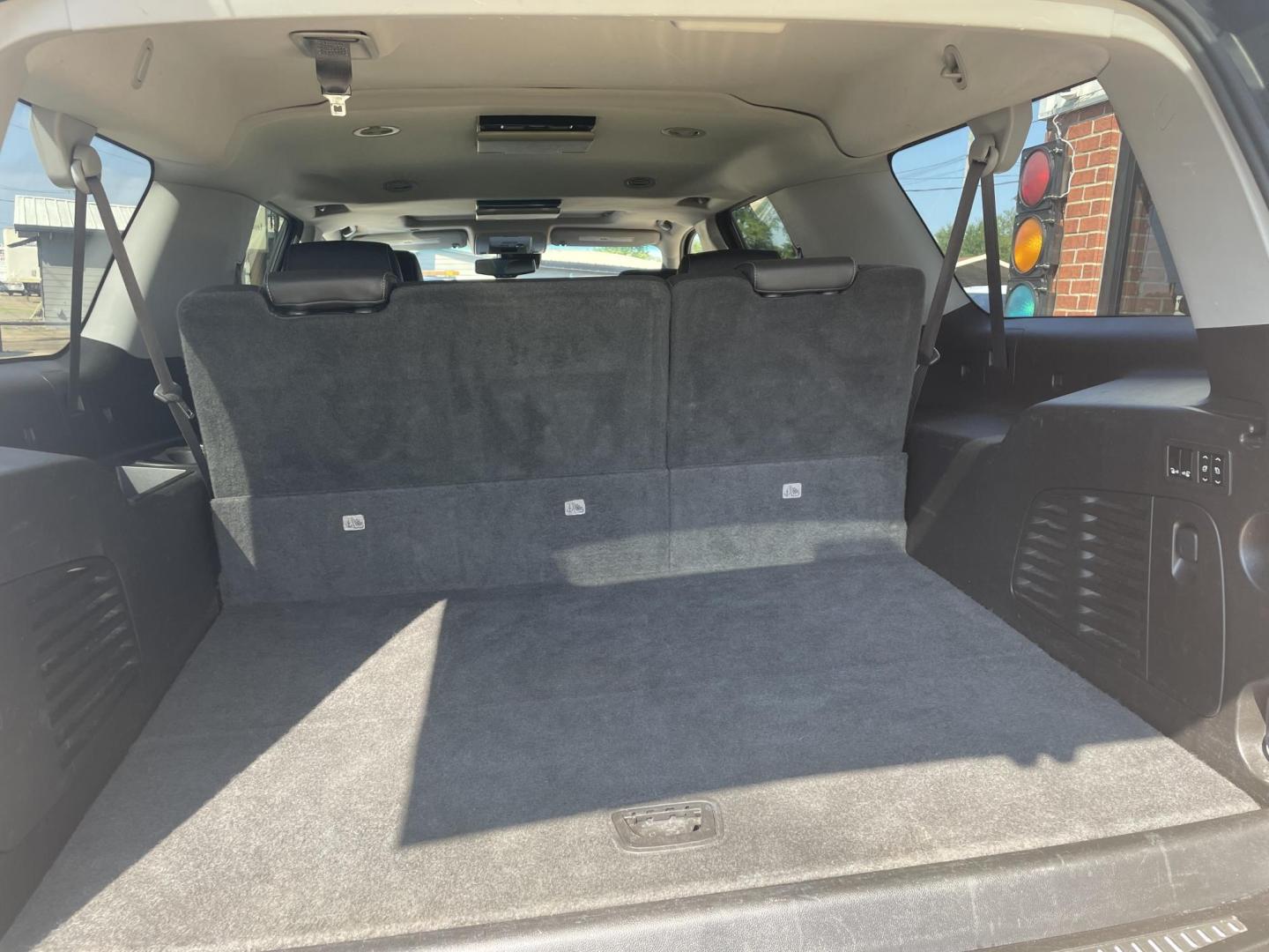 2016 Gray /Black GMC Yukon XL SLT 2WD (1GKS1GKC2GR) with an 5.3L V8 OHV 16V engine, 6A transmission, located at 204 Hwy. 16 East, Carthage, MS, 39051, (601) 267-7277, 0.000000, 0.000000 - Photo#8
