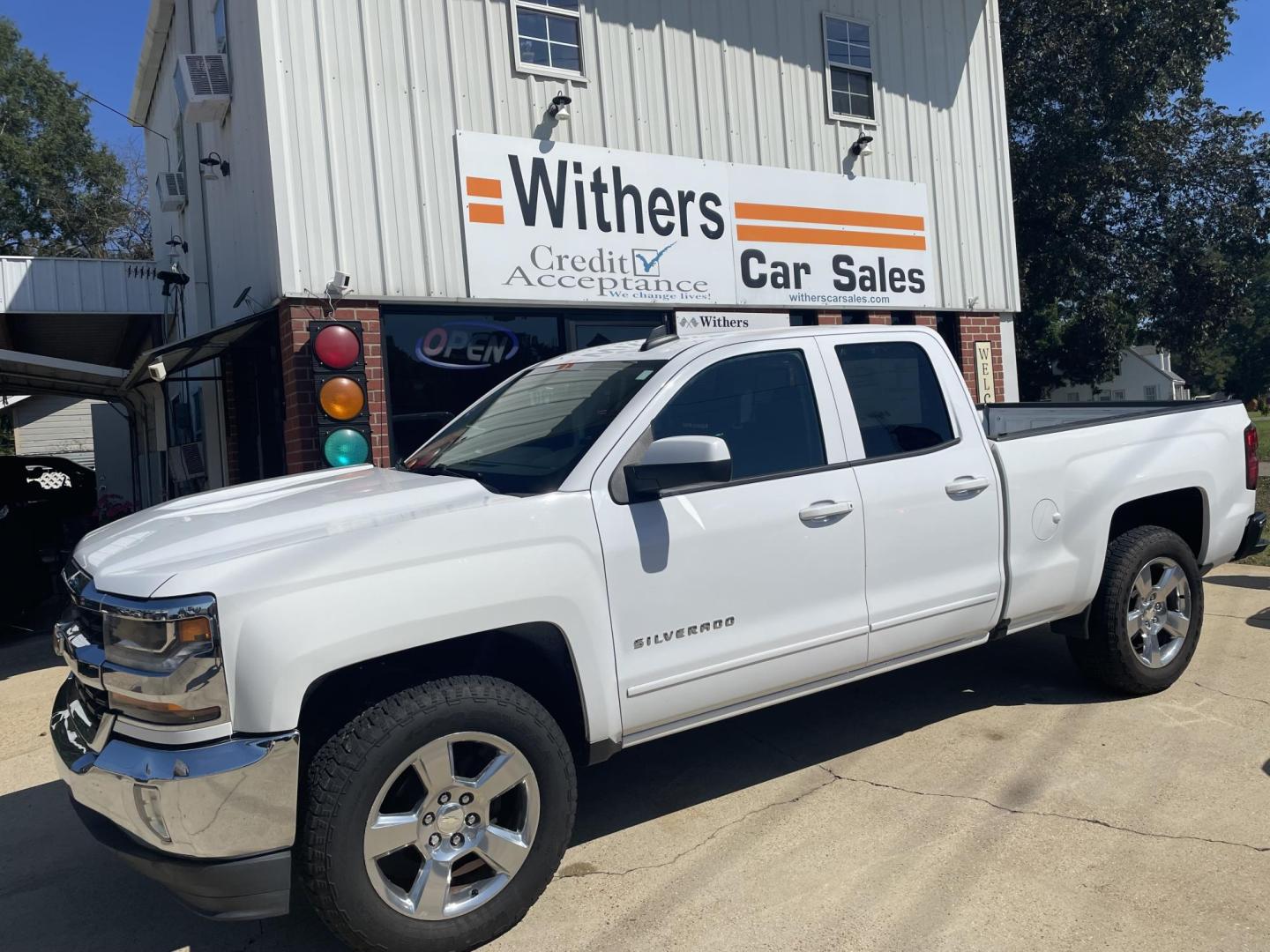 2017 White /Black Chevrolet Silverado 1500 LT Double Cab 2WD (1GCRCREC5HZ) with an 5.3L V8 OHV 16V engine, 6A transmission, located at 204 Hwy. 16 East, Carthage, MS, 39051, (601) 267-7277, 0.000000, 0.000000 - Photo#0