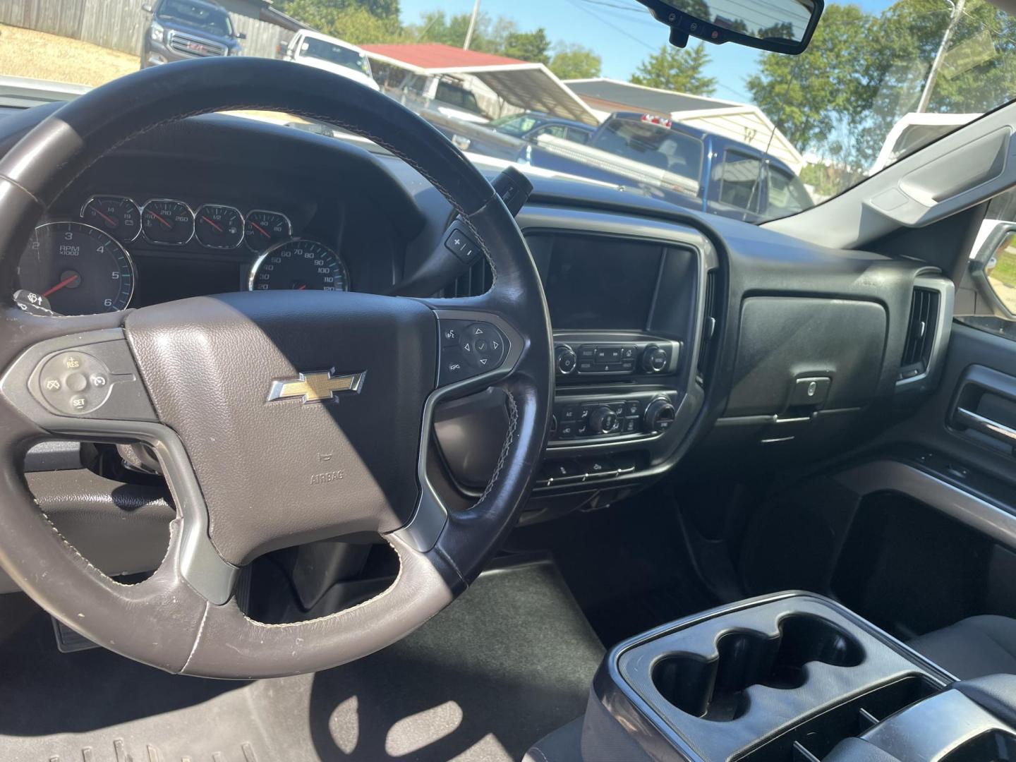 2017 White /Black Chevrolet Silverado 1500 LT Double Cab 2WD (1GCRCREC5HZ) with an 5.3L V8 OHV 16V engine, 6A transmission, located at 204 Hwy. 16 East, Carthage, MS, 39051, (601) 267-7277, 0.000000, 0.000000 - Photo#4