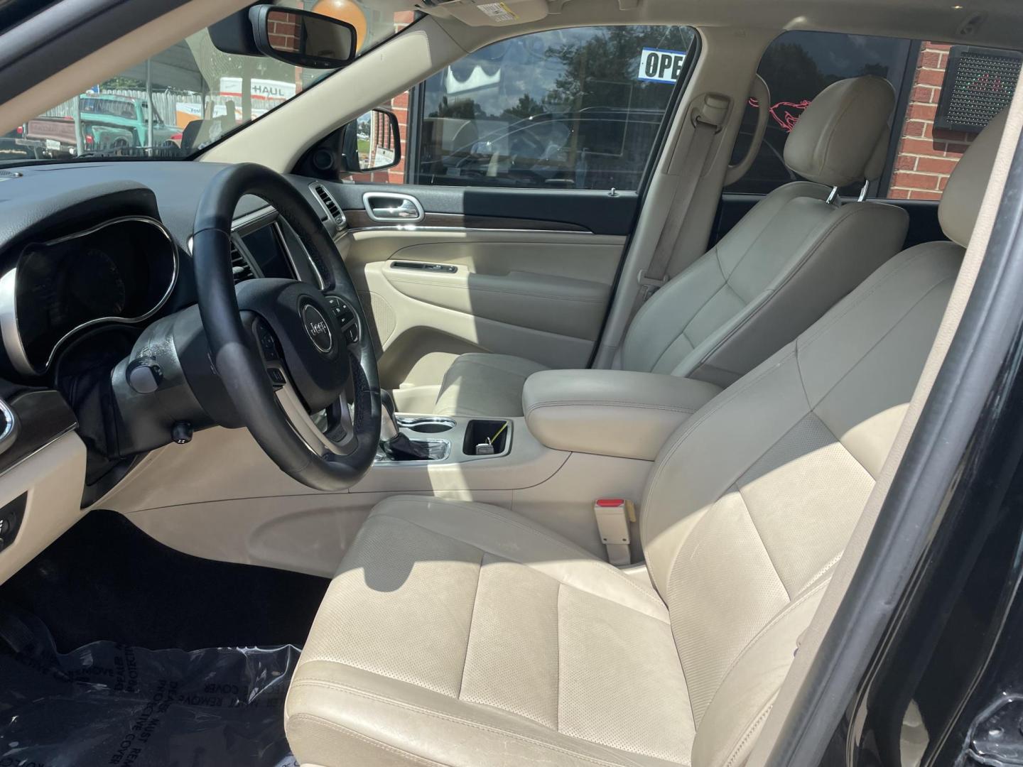 2018 Black /TAN Jeep Grand Cherokee Limited 2WD (1C4RJEBG8JC) with an 3.6L V6 DOHC 24V engine, 8A transmission, located at 204 Hwy. 16 East, Carthage, MS, 39051, (601) 267-7277, 0.000000, 0.000000 - Photo#4