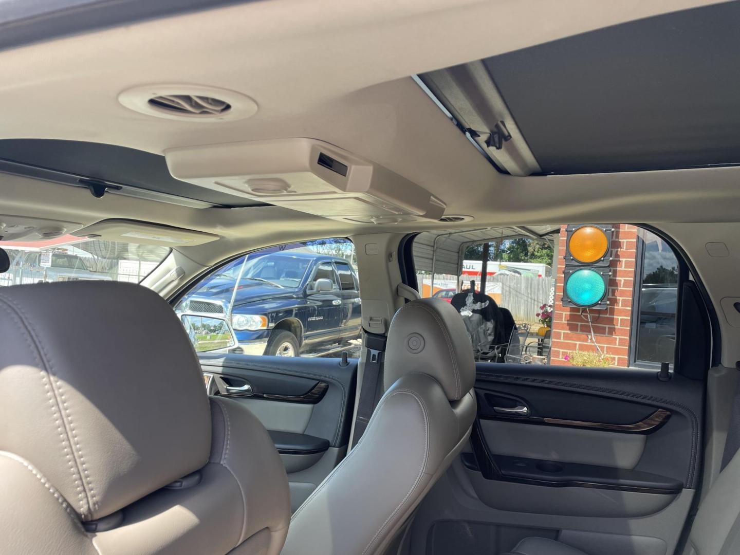 2016 White /Tan GMC Acadia Denali FWD (1GKKRTKD9GJ) with an 3.6L V6 DOHC 24V engine, 6-Speed Automatic transmission, located at 204 Hwy. 16 East, Carthage, MS, 39051, (601) 267-7277, 0.000000, 0.000000 - Photo#8