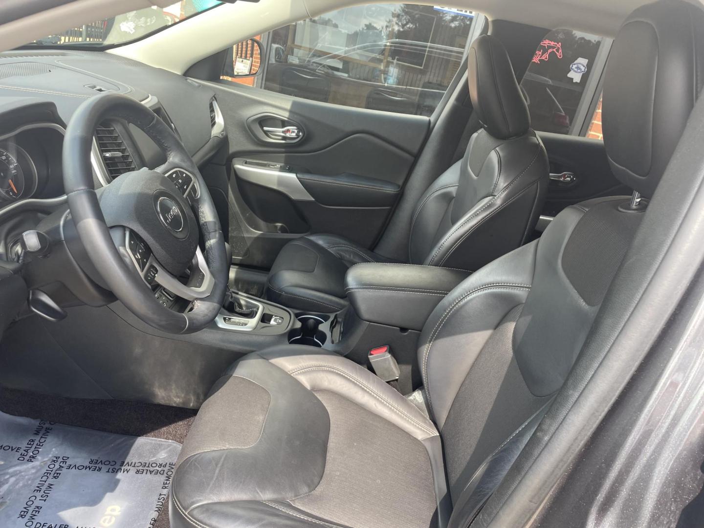 2018 Gray /Black Jeep Cherokee Latitude Plus FWD (1C4PJLLB0JD) with an 2.4L L4 DOHC 16V engine, 9A transmission, located at 204 Hwy. 16 East, Carthage, MS, 39051, (601) 267-7277, 0.000000, 0.000000 - Photo#4