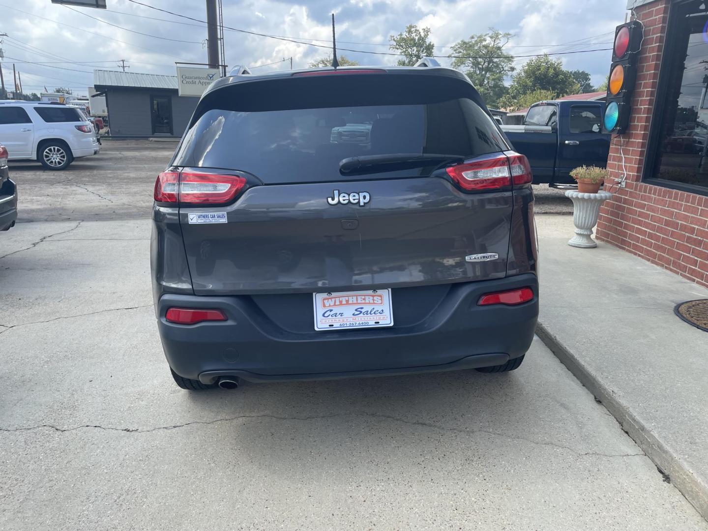 2018 Gray /Black Jeep Cherokee Latitude Plus FWD (1C4PJLLB0JD) with an 2.4L L4 DOHC 16V engine, 9A transmission, located at 204 Hwy. 16 East, Carthage, MS, 39051, (601) 267-7277, 0.000000, 0.000000 - Photo#3