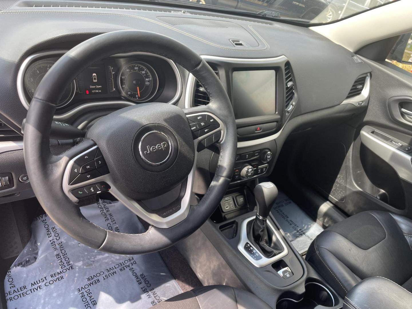 2018 Gray /Black Jeep Cherokee Latitude Plus FWD (1C4PJLLB0JD) with an 2.4L L4 DOHC 16V engine, 9A transmission, located at 204 Hwy. 16 East, Carthage, MS, 39051, (601) 267-7277, 0.000000, 0.000000 - Photo#5