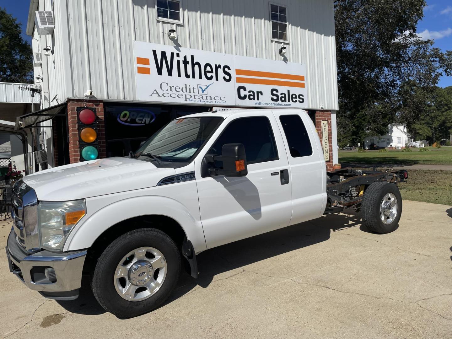 2015 White /Black Ford F-250 SD Lariat SuperCab 2WD (1FT7X2A63FE) with an 6.2L V8 OHV 16V engine, 6-Speed Automatic transmission, located at 204 Hwy. 16 East, Carthage, MS, 39051, (601) 267-7277, 0.000000, 0.000000 - Photo#0