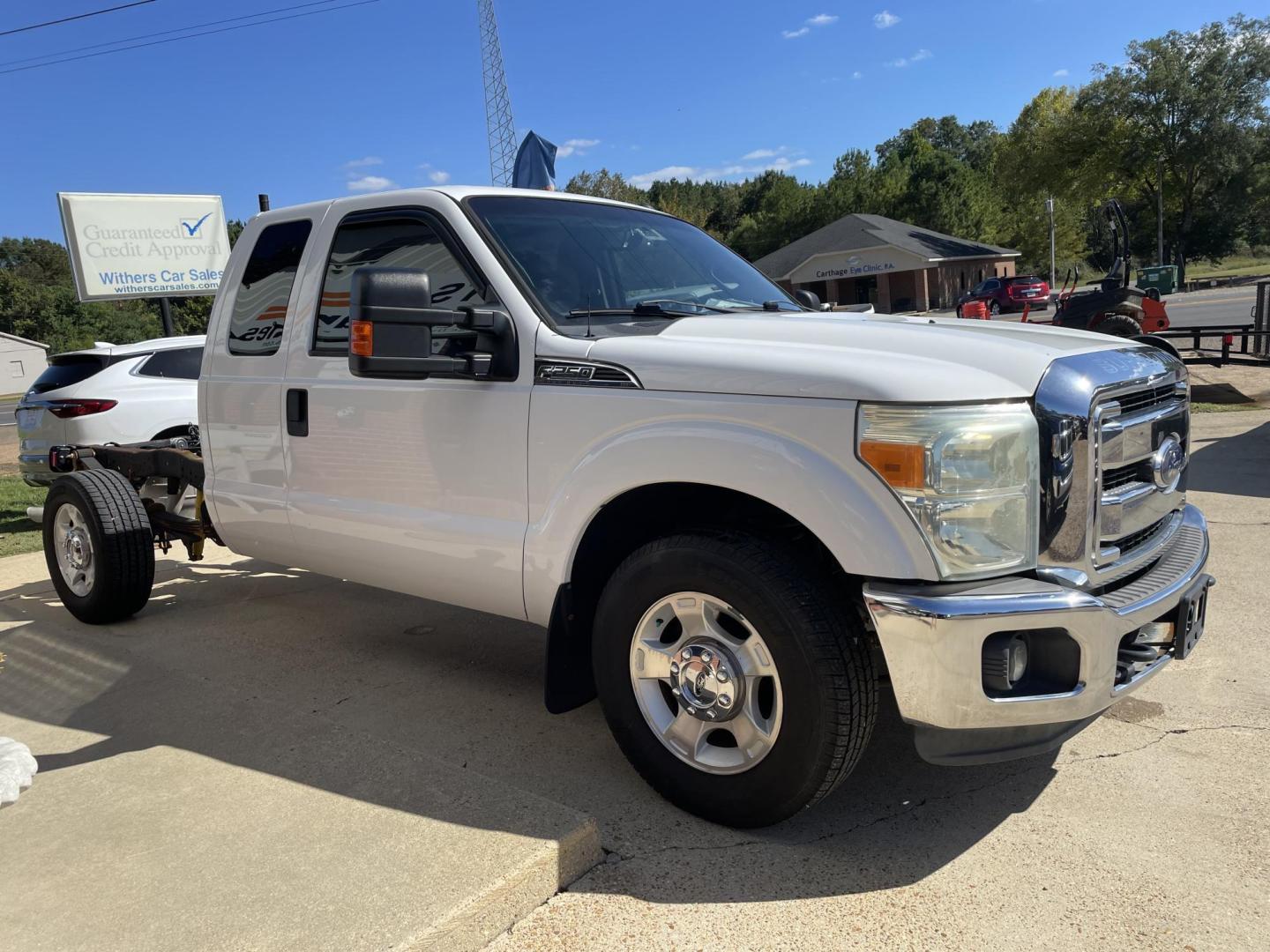2015 White /Black Ford F-250 SD Lariat SuperCab 2WD (1FT7X2A63FE) with an 6.2L V8 OHV 16V engine, 6-Speed Automatic transmission, located at 204 Hwy. 16 East, Carthage, MS, 39051, (601) 267-7277, 0.000000, 0.000000 - Photo#1