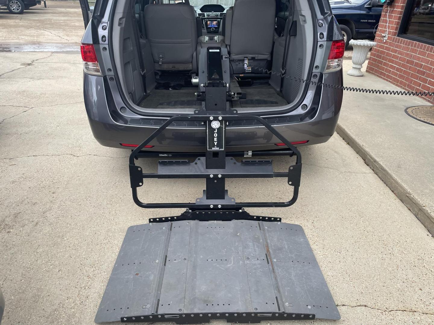 2015 Gray /Gray Honda Odyssey EX-L (5FNRL5H64FB) with an 3.5L V6 SOHC 24V engine, 6-Speed Automatic transmission, located at 204 Hwy. 16 East, Carthage, MS, 39051, (601) 267-7277, 0.000000, 0.000000 - Photo#7