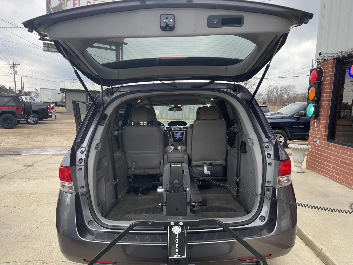 2015 Gray /Gray Honda Odyssey EX-L (5FNRL5H64FB) with an 3.5L V6 SOHC 24V engine, 6-Speed Automatic transmission, located at 204 Hwy. 16 East, Carthage, MS, 39051, (601) 267-7277, 0.000000, 0.000000 - Photo#3