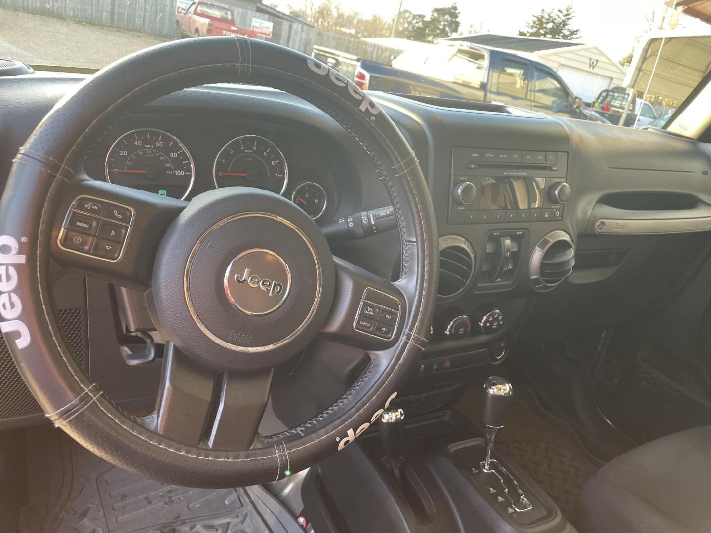 2018 Gray /Black Jeep Wrangler Unlimited Sport 4WD (1C4BJWDG9JL) with an 3.6L V6 DOHC 24V FFV engine, Auto transmission, located at 204 Hwy. 16 East, Carthage, MS, 39051, (601) 267-7277, 0.000000, 0.000000 - Photo#4