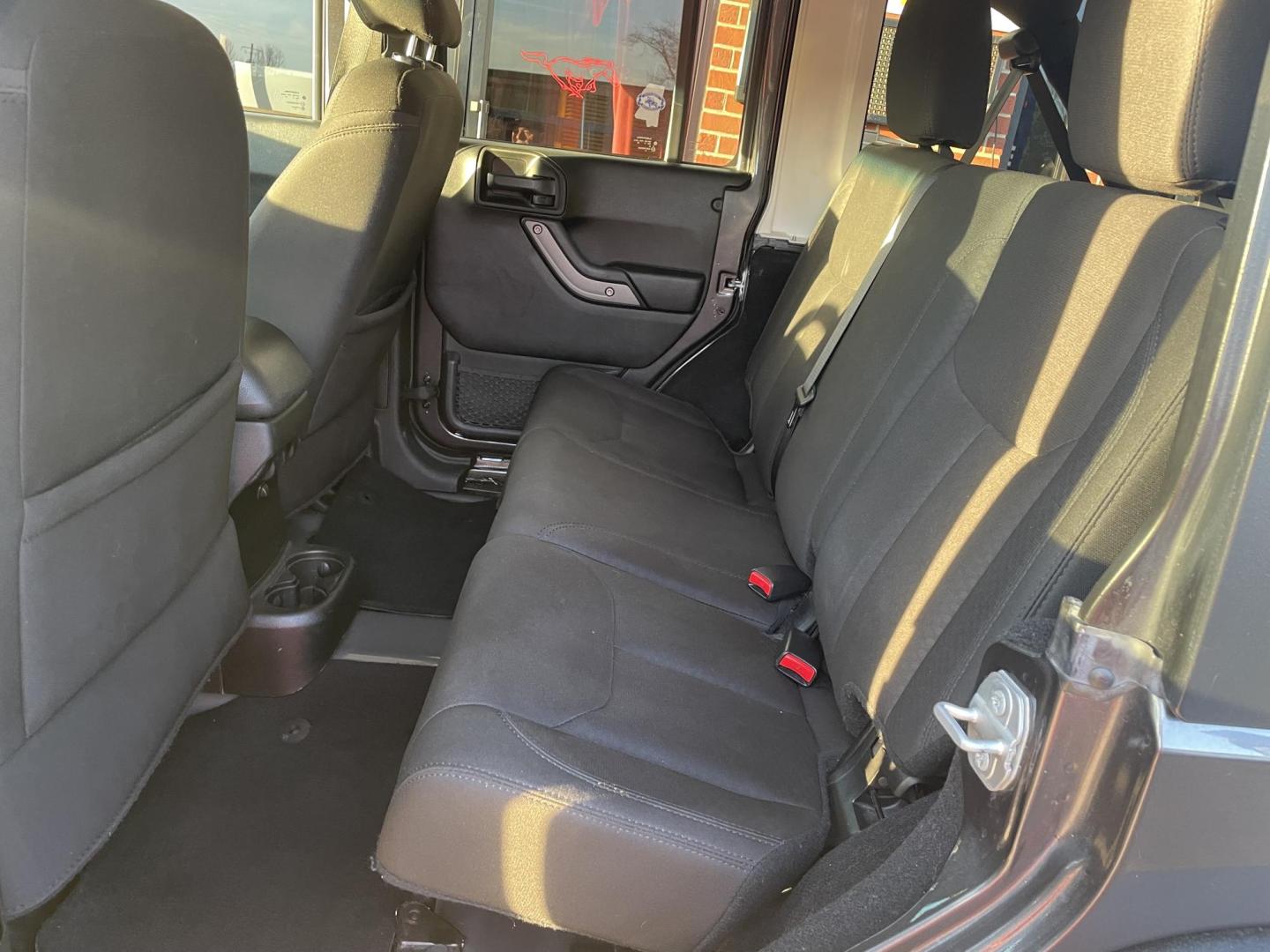 2018 Gray /Black Jeep Wrangler Unlimited Sport 4WD (1C4BJWDG9JL) with an 3.6L V6 DOHC 24V FFV engine, Auto transmission, located at 204 Hwy. 16 East, Carthage, MS, 39051, (601) 267-7277, 0.000000, 0.000000 - Photo#5