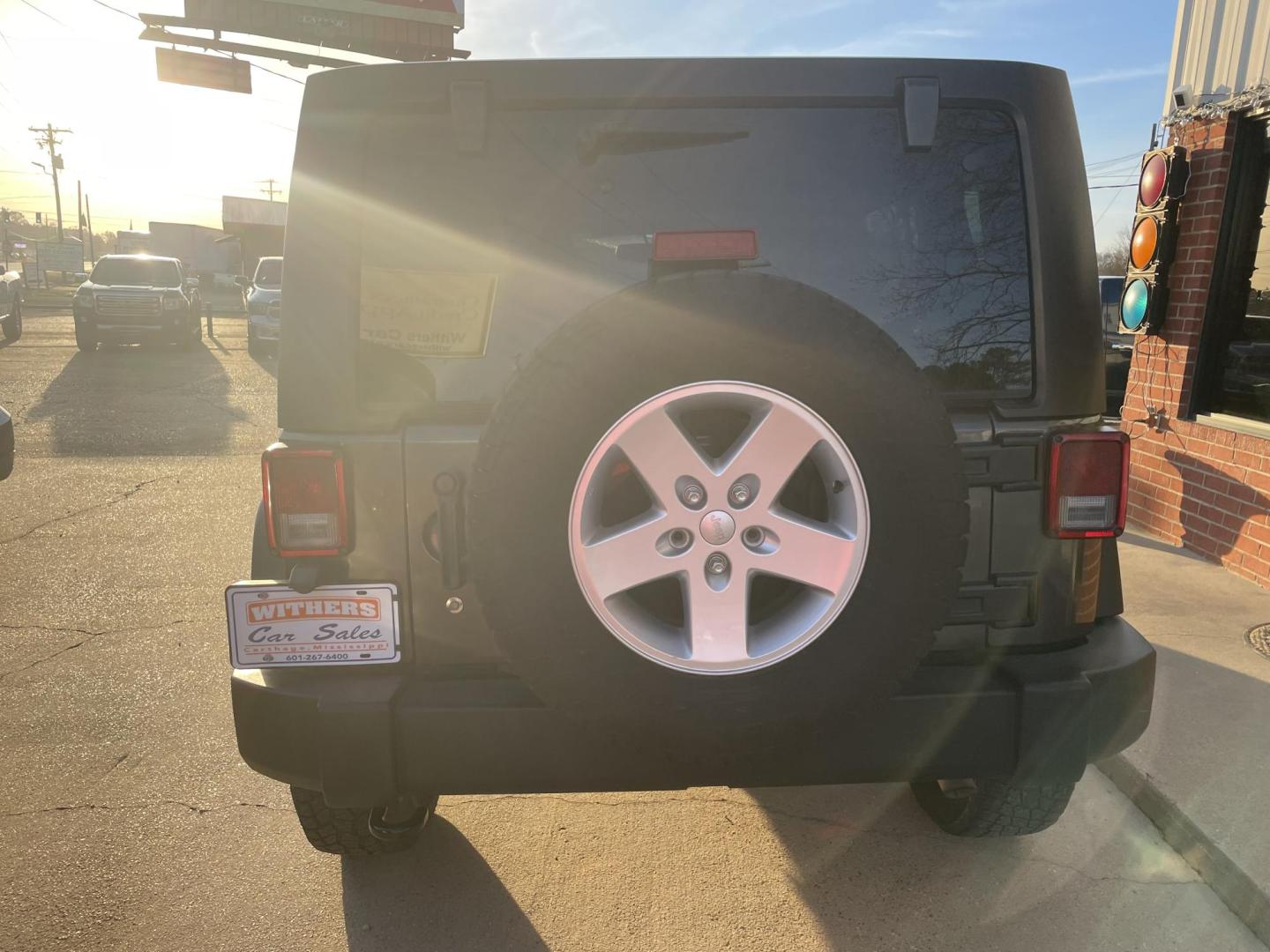 2018 Gray /Black Jeep Wrangler Unlimited Sport 4WD (1C4BJWDG9JL) with an 3.6L V6 DOHC 24V FFV engine, Auto transmission, located at 204 Hwy. 16 East, Carthage, MS, 39051, (601) 267-7277, 0.000000, 0.000000 - Photo#6