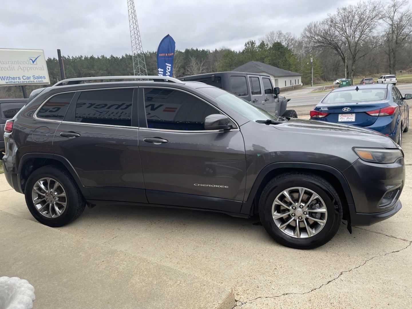 2019 Gray /Black Jeep Cherokee Latitude Plus FWD (1C4PJLLB6KD) with an 2.4L L4 DOHC 16V engine, 9A transmission, located at 204 Hwy. 16 East, Carthage, MS, 39051, (601) 267-7277, 0.000000, 0.000000 - Photo#1