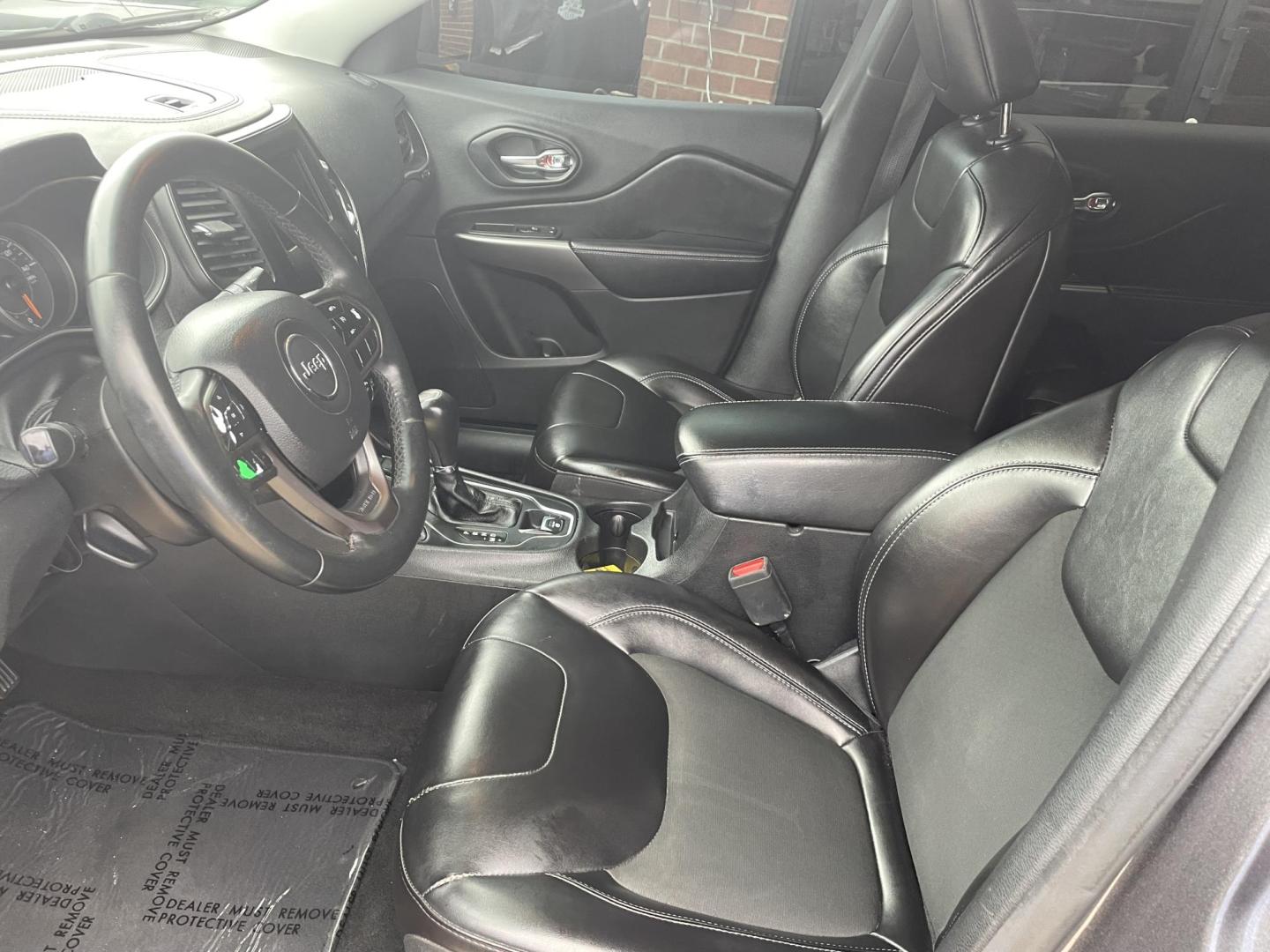 2019 Gray /Black Jeep Cherokee Latitude Plus FWD (1C4PJLLB6KD) with an 2.4L L4 DOHC 16V engine, 9A transmission, located at 204 Hwy. 16 East, Carthage, MS, 39051, (601) 267-7277, 0.000000, 0.000000 - Photo#4