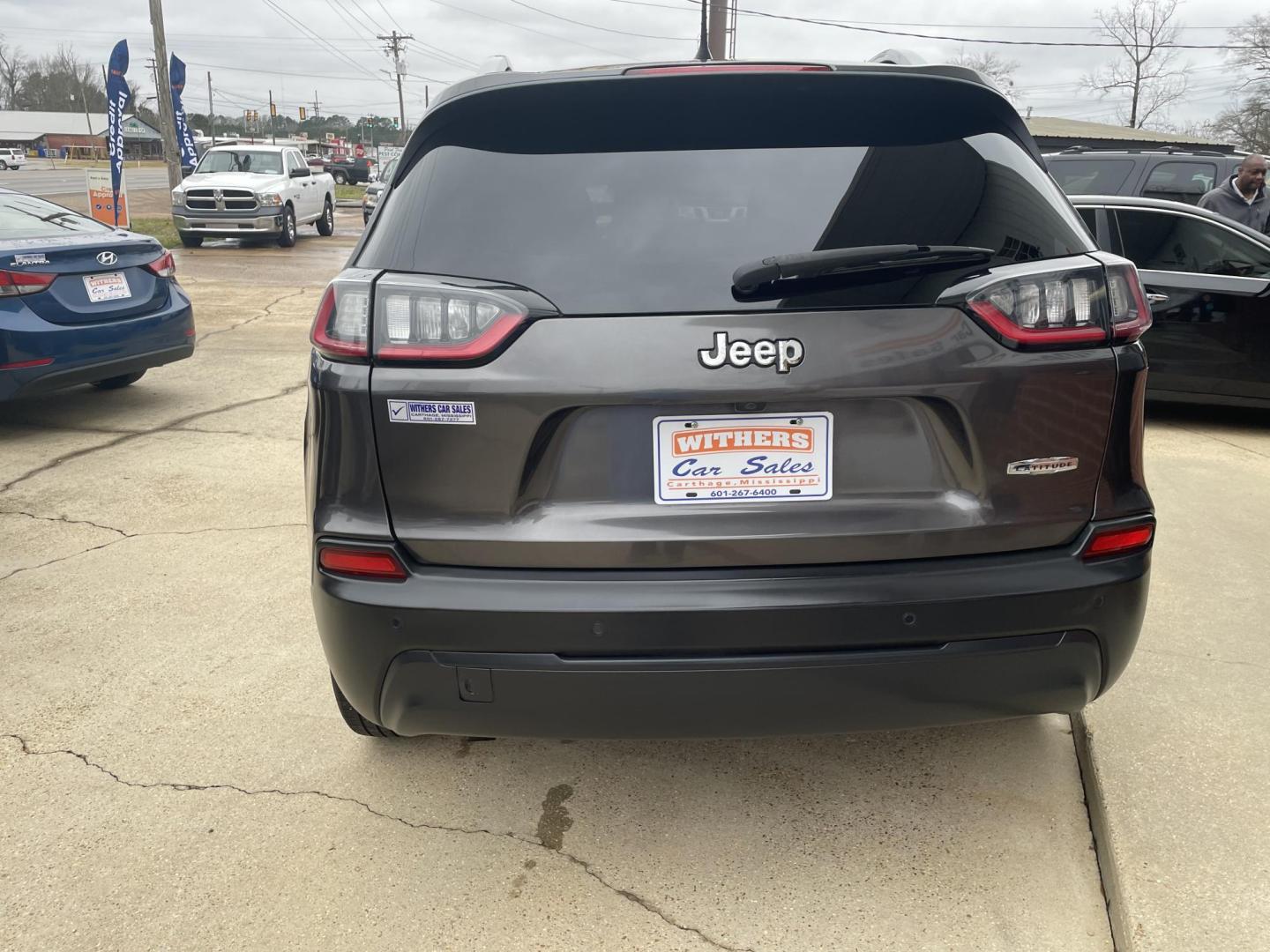 2019 Gray /Black Jeep Cherokee Latitude Plus FWD (1C4PJLLB6KD) with an 2.4L L4 DOHC 16V engine, 9A transmission, located at 204 Hwy. 16 East, Carthage, MS, 39051, (601) 267-7277, 0.000000, 0.000000 - Photo#3