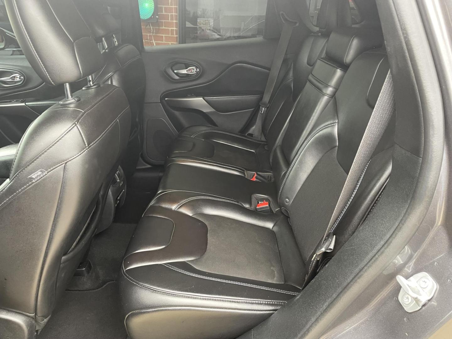 2019 Gray /Black Jeep Cherokee Latitude Plus FWD (1C4PJLLB6KD) with an 2.4L L4 DOHC 16V engine, 9A transmission, located at 204 Hwy. 16 East, Carthage, MS, 39051, (601) 267-7277, 0.000000, 0.000000 - Photo#6