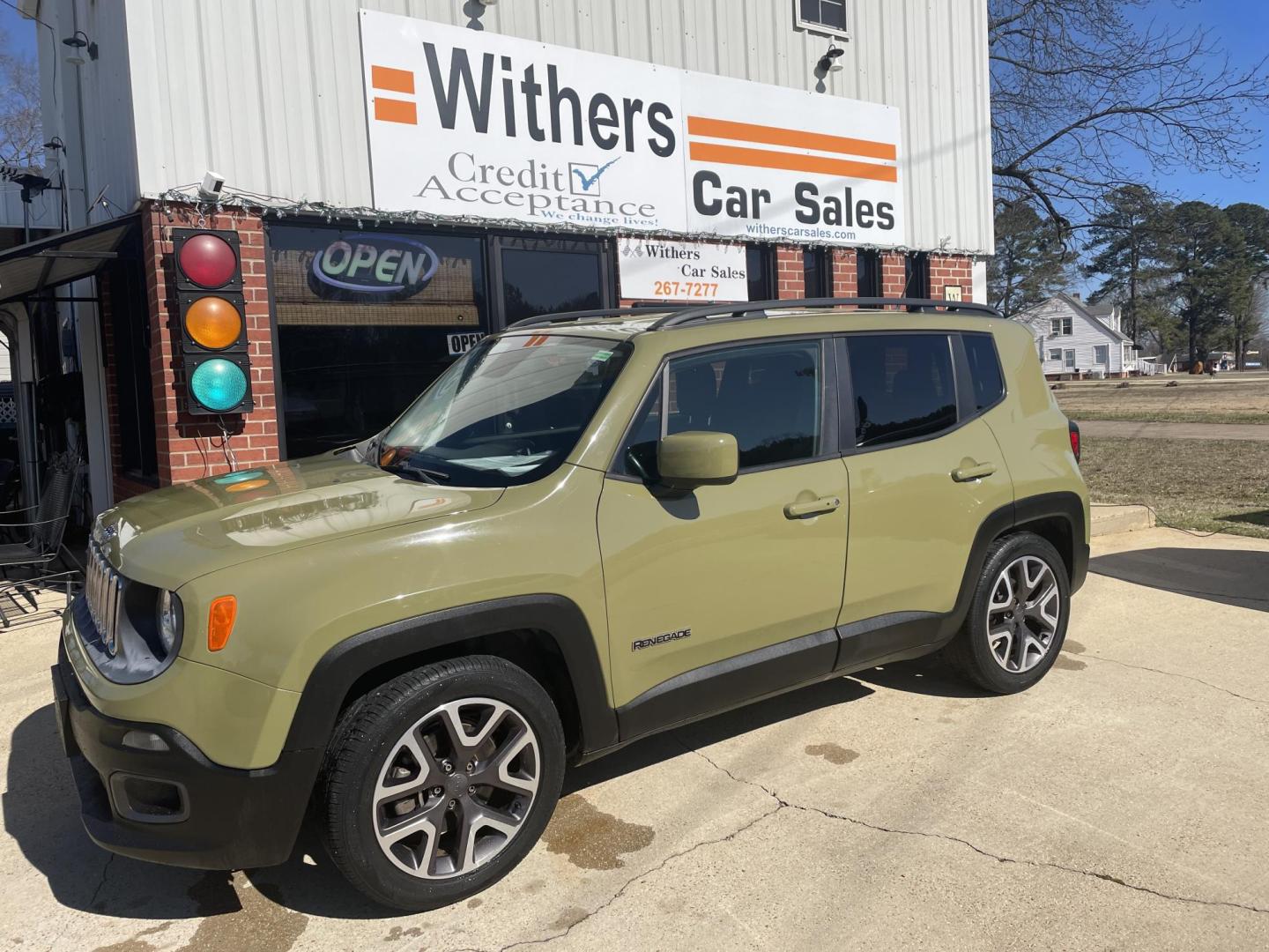 2015 Green /Black Jeep Renegade Latitude FWD (ZACCJABT8FP) with an 2.4L L4 engine, 6-Speed Manual transmission, located at 204 Hwy. 16 East, Carthage, MS, 39051, (601) 267-7277, 0.000000, 0.000000 - Photo#0