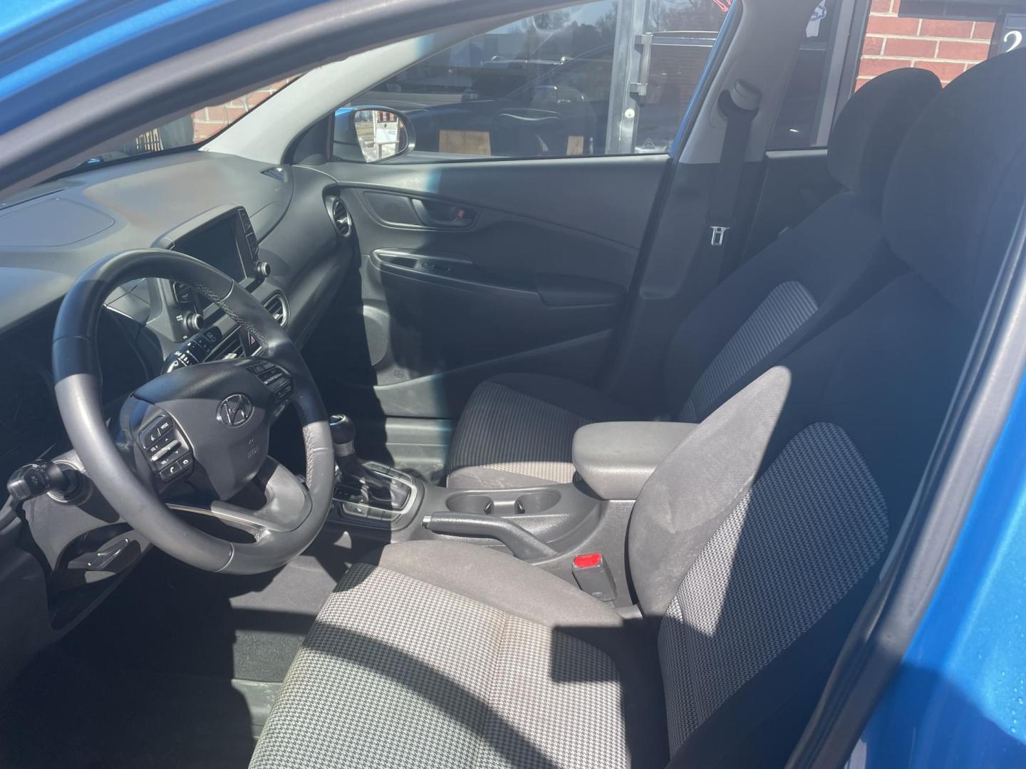 2018 Blue /Black Hyundai Kona SEL AWD (KM8K2CAA5JU) with an 2.0L L4 DOHC 16V engine, 6A transmission, located at 204 Hwy. 16 East, Carthage, MS, 39051, (601) 267-7277, 0.000000, 0.000000 - Photo#4