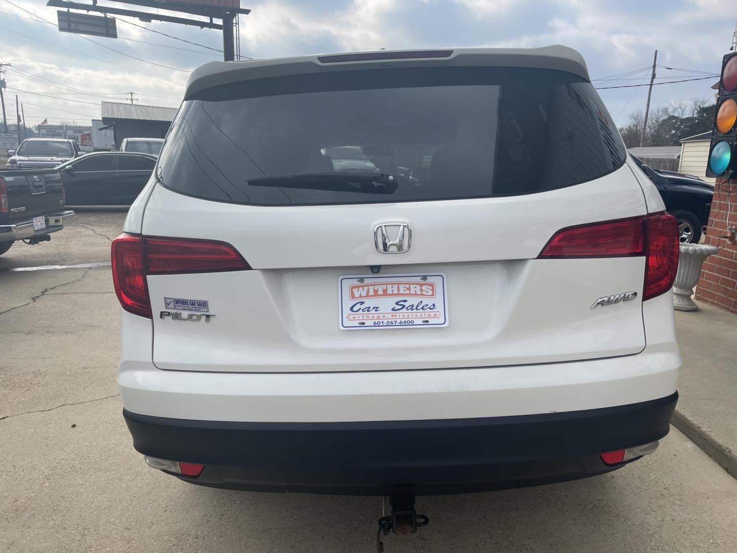 2018 White /Beige Honda Pilot EX-L w/Navigation AWD (5FNYF6H74JB) with an 3.5L V6 SOHC 24V engine, 6A transmission, located at 204 Hwy. 16 East, Carthage, MS, 39051, (601) 267-7277, 0.000000, 0.000000 - Photo#3