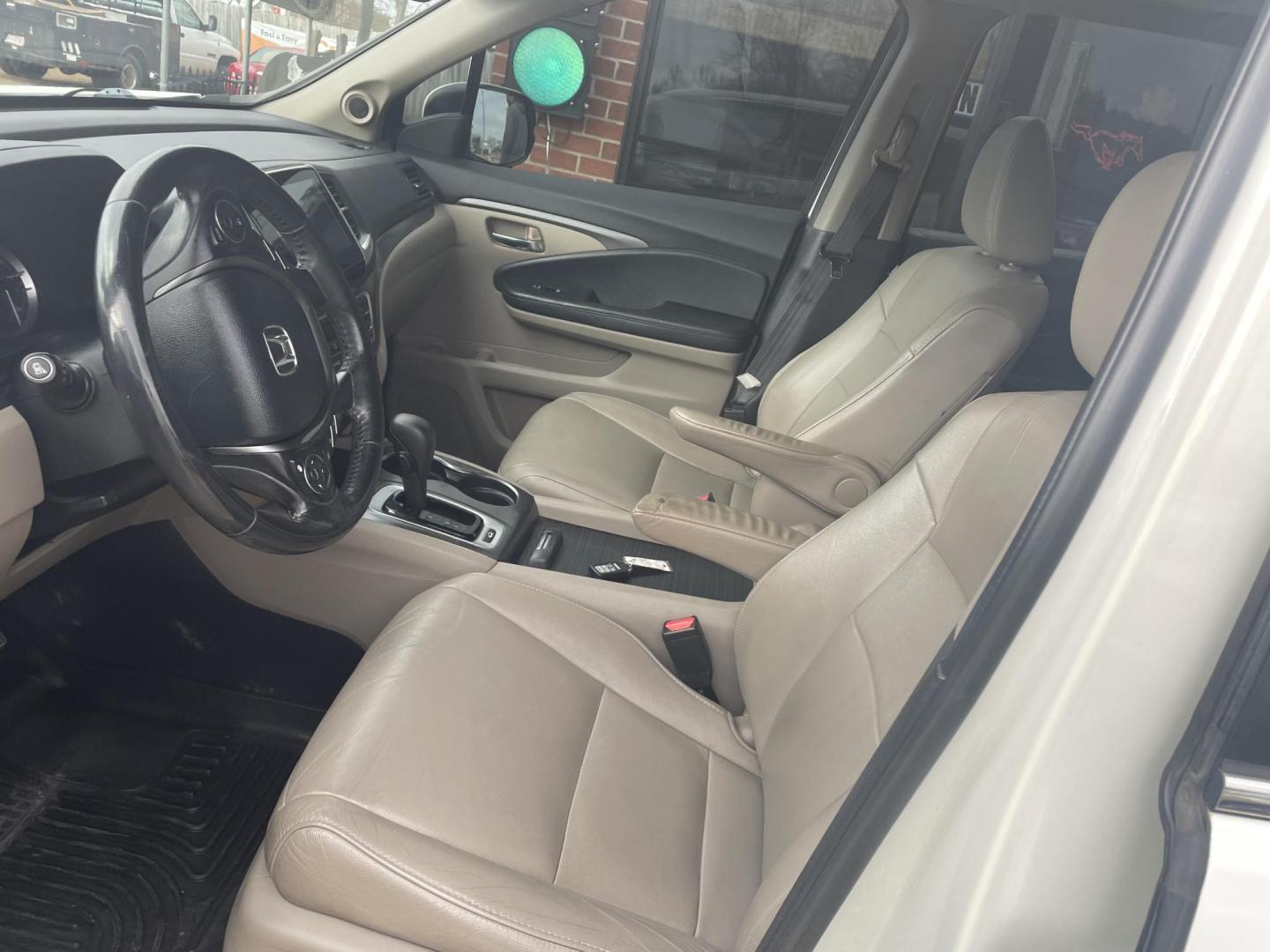 2018 White /Beige Honda Pilot EX-L w/Navigation AWD (5FNYF6H74JB) with an 3.5L V6 SOHC 24V engine, 6A transmission, located at 204 Hwy. 16 East, Carthage, MS, 39051, (601) 267-7277, 0.000000, 0.000000 - Photo#4