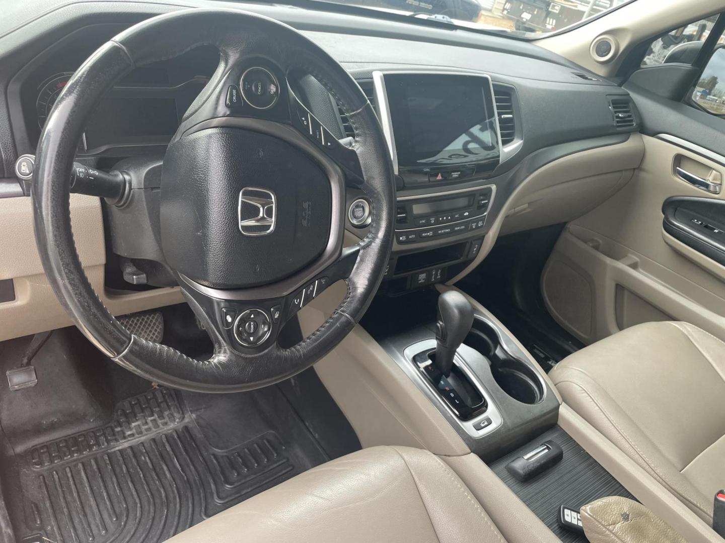 2018 White /Beige Honda Pilot EX-L w/Navigation AWD (5FNYF6H74JB) with an 3.5L V6 SOHC 24V engine, 6A transmission, located at 204 Hwy. 16 East, Carthage, MS, 39051, (601) 267-7277, 0.000000, 0.000000 - Photo#5