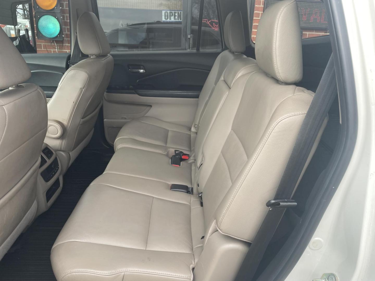 2018 White /Beige Honda Pilot EX-L w/Navigation AWD (5FNYF6H74JB) with an 3.5L V6 SOHC 24V engine, 6A transmission, located at 204 Hwy. 16 East, Carthage, MS, 39051, (601) 267-7277, 0.000000, 0.000000 - Photo#6