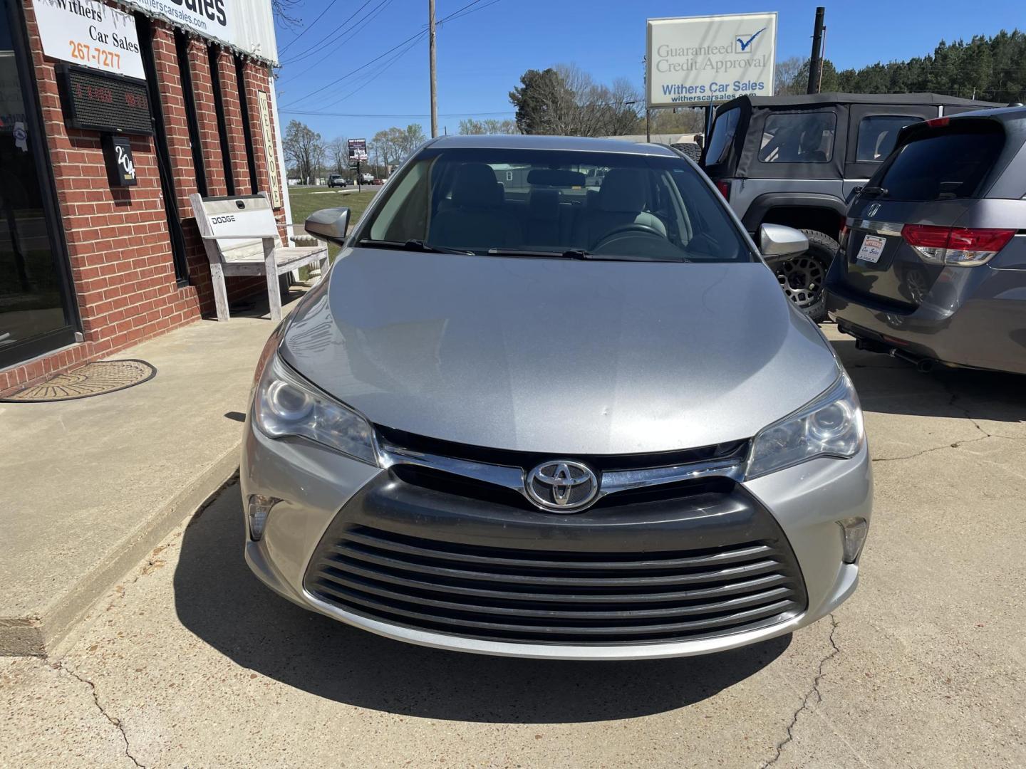 2017 Silver /Gray Toyota Camry SE (4T1BF1FK6HU) with an 2.5L L4 DOHC 16V engine, 6A transmission, located at 204 Hwy. 16 East, Carthage, MS, 39051, (601) 267-7277, 0.000000, 0.000000 - Photo#2