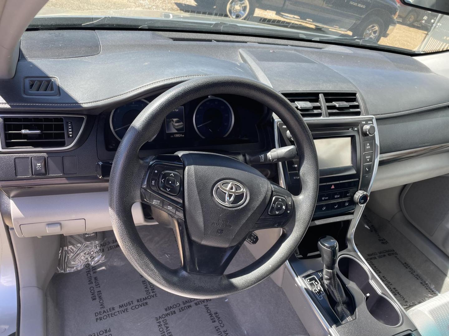 2017 Silver /Gray Toyota Camry SE (4T1BF1FK6HU) with an 2.5L L4 DOHC 16V engine, 6A transmission, located at 204 Hwy. 16 East, Carthage, MS, 39051, (601) 267-7277, 0.000000, 0.000000 - Photo#5