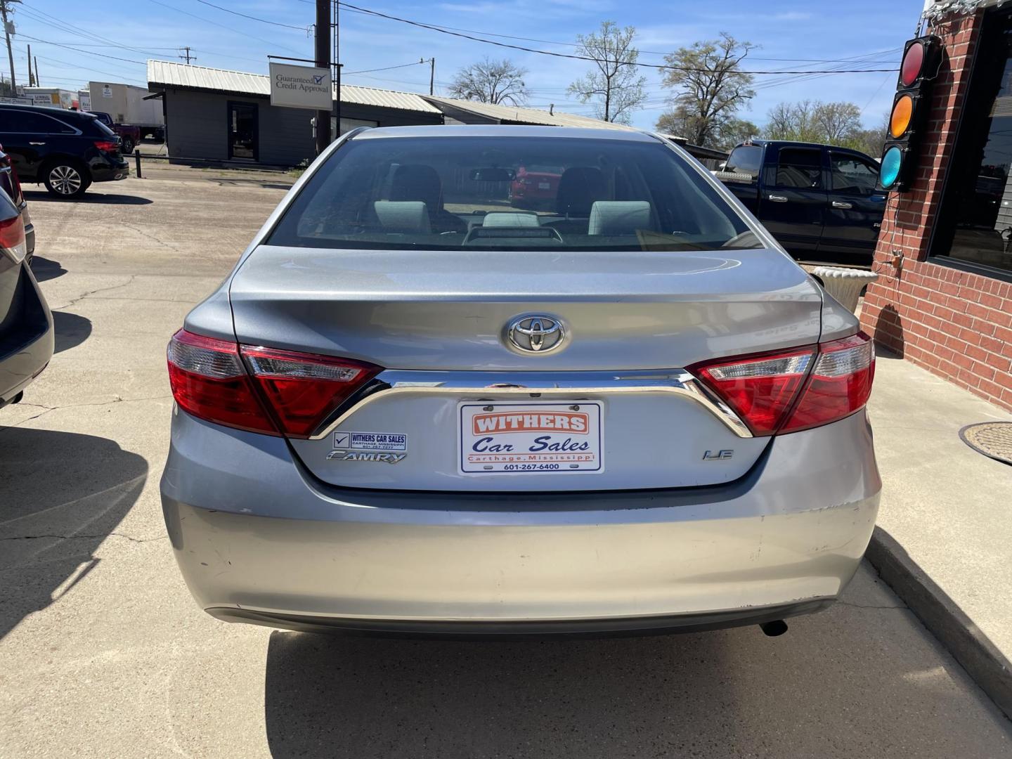 2017 Silver /Gray Toyota Camry SE (4T1BF1FK6HU) with an 2.5L L4 DOHC 16V engine, 6A transmission, located at 204 Hwy. 16 East, Carthage, MS, 39051, (601) 267-7277, 0.000000, 0.000000 - Photo#3