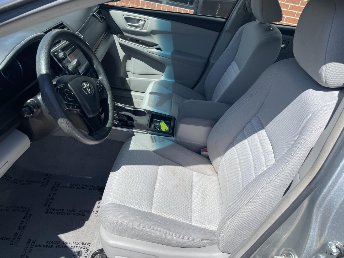 2017 Silver /Gray Toyota Camry SE (4T1BF1FK6HU) with an 2.5L L4 DOHC 16V engine, 6A transmission, located at 204 Hwy. 16 East, Carthage, MS, 39051, (601) 267-7277, 0.000000, 0.000000 - Photo#4