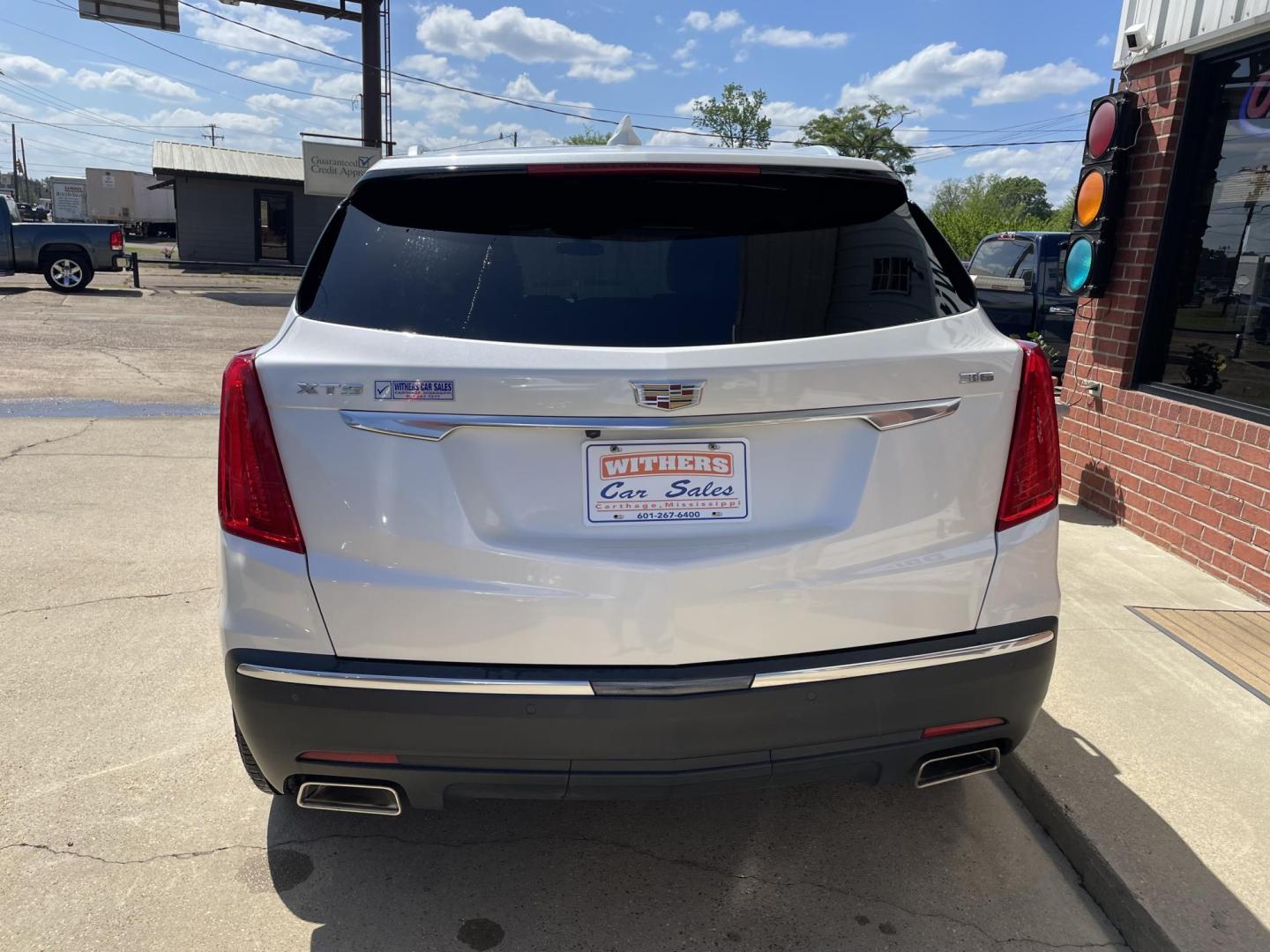 2019 White /Beige Cadillac XT5 Base (1GYKNARS0KZ) with an 3.6L V6 DOHC 24V engine, 8A transmission, located at 204 Hwy. 16 East, Carthage, MS, 39051, (601) 267-7277, 0.000000, 0.000000 - Photo#3