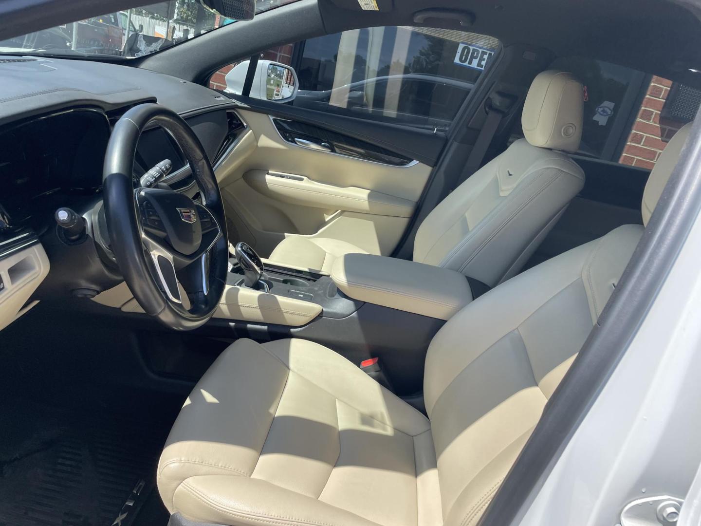 2019 White /Beige Cadillac XT5 Base (1GYKNARS0KZ) with an 3.6L V6 DOHC 24V engine, 8A transmission, located at 204 Hwy. 16 East, Carthage, MS, 39051, (601) 267-7277, 0.000000, 0.000000 - Photo#4
