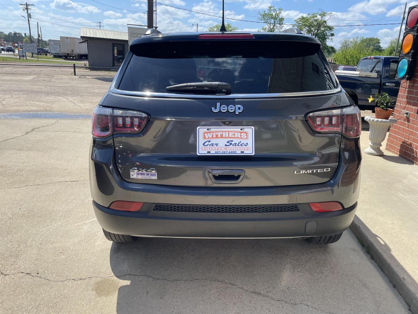 2018 Gray /Black Jeep Compass Limited 4WD (3C4NJDCB4JT) with an 2.4L L4 DOHC 16V engine, CVT transmission, located at 204 Hwy. 16 East, Carthage, MS, 39051, (601) 267-7277, 0.000000, 0.000000 - Photo#3