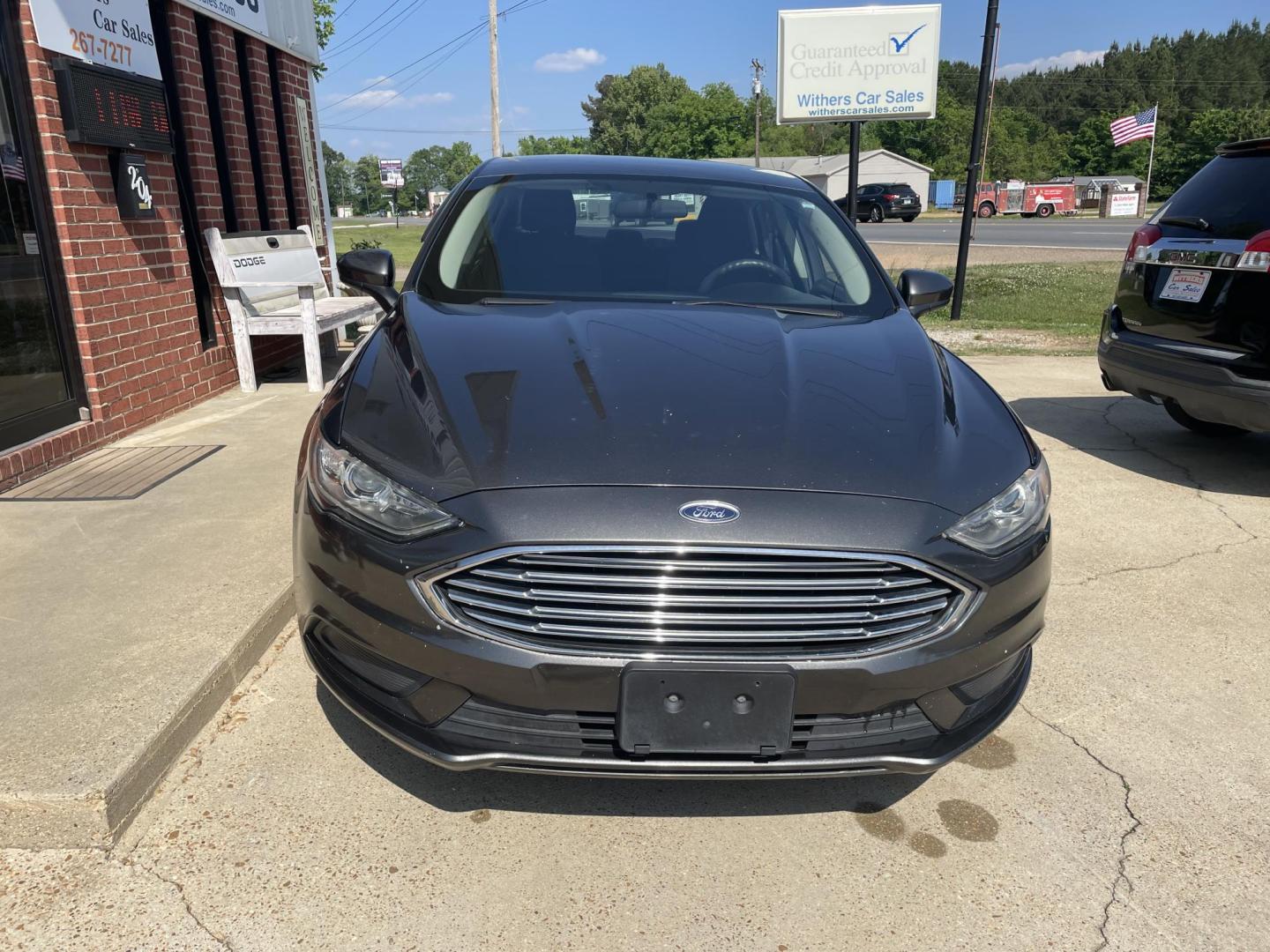 2018 Gray /Gray Ford Fusion SE (3FA6P0H76JR) with an 2.5L L4 DOHC 16V engine, 6A transmission, located at 204 Hwy. 16 East, Carthage, MS, 39051, (601) 267-7277, 0.000000, 0.000000 - Photo#2